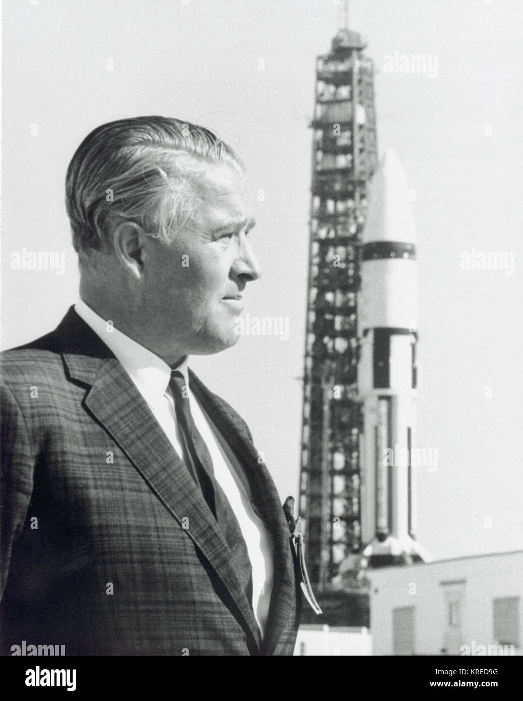 WERNER VON BRAUN-DR. En la parte delantera del vehículo de lanzamiento SATURNO IB EN CAPE (KSC) Dr. Wernher von Braun y el Saturno IB Foto de stock