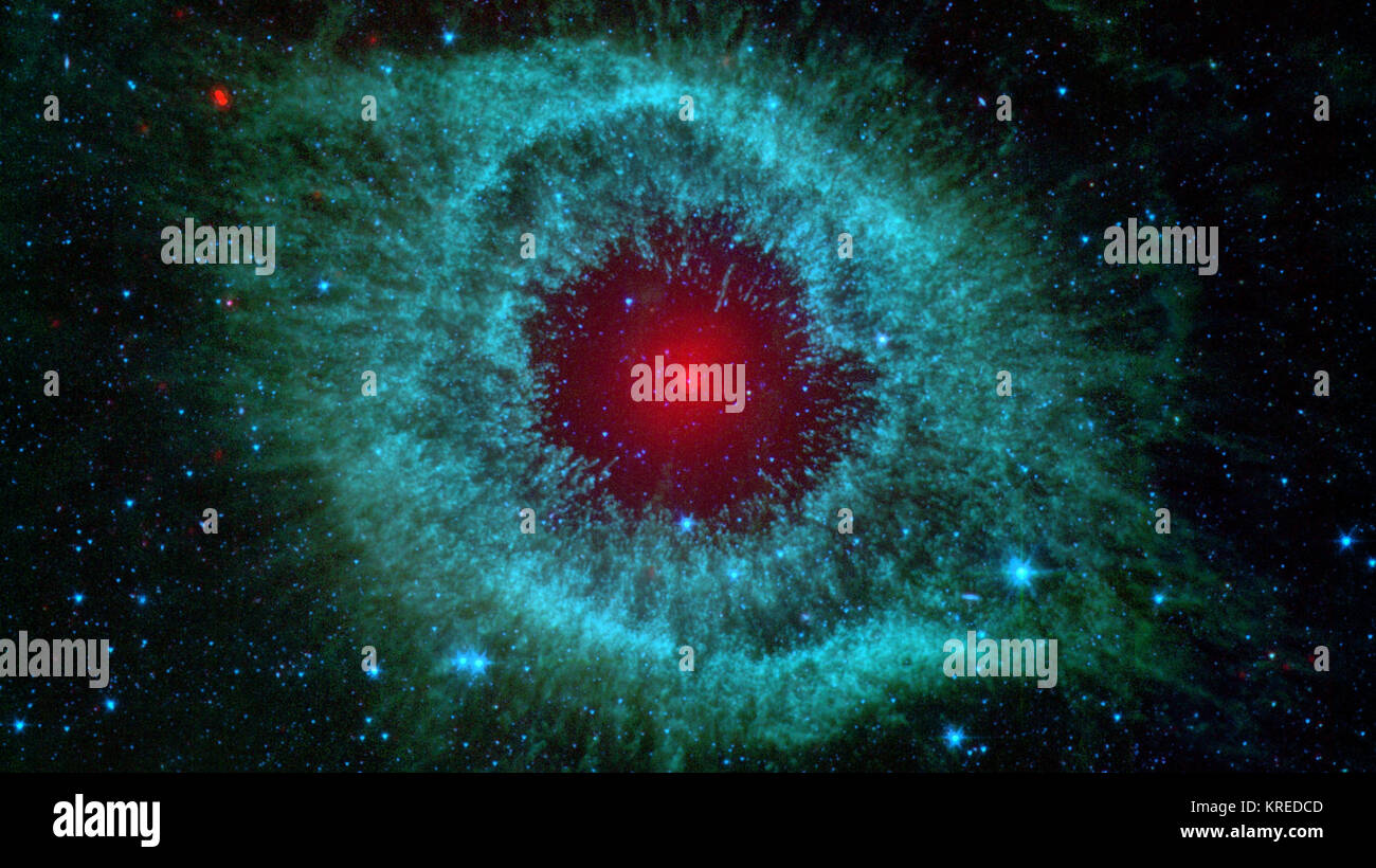 Esta imagen infrarroja del Telescopio Espacial Spitzer de la NASA muestra la nebulosa Helix, una estrella cósmica a menudo fotografiada por los astrónomos aficionados para sus colores vivos y extraña semejanza a un ojo gigante. La nebulosa, ubicada a unos 700 años luz de distancia en la constelación de Acuario, pertenece a una clase de objetos llamados nebulosas planetarias. Descubierto en el siglo XVIII, estas mariposas cósmicas fueron nombradas por su parecido con los planetas gigantes de gas. Nebulosas Planetarias son en realidad los restos de estrellas que una vez que se parecía mucho a nuestro sol. Cuando estrellas como el sol mueren ellos soplar fuera de sus laicos gaseoso exterior Foto de stock