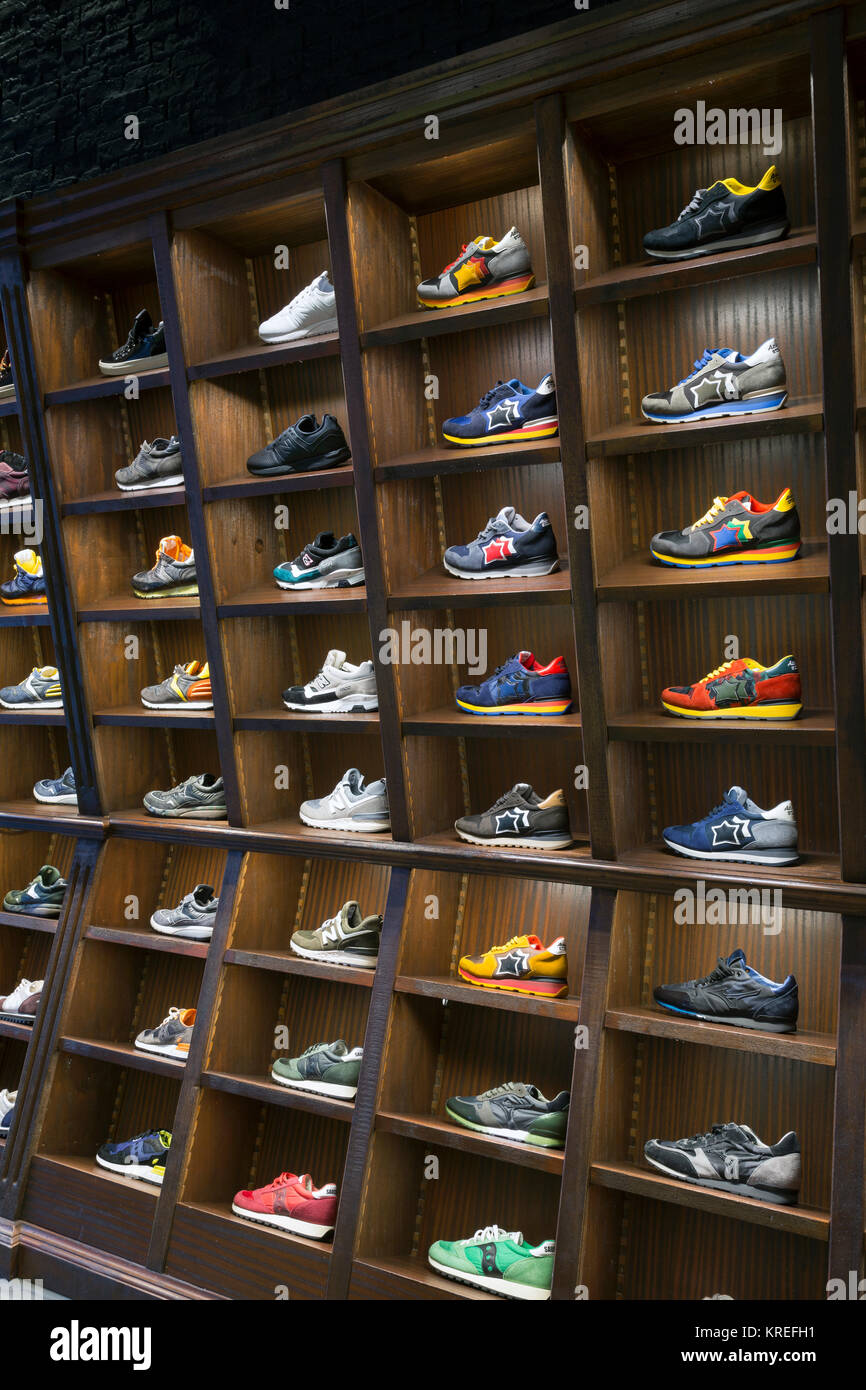 Sneakers zapatos en de una tienda, Milano, Fotografía de stock - Alamy