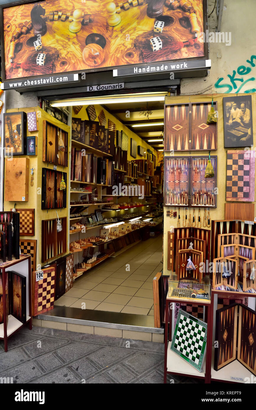 Mirar dentro de tienda especializada en calidad hecha a mano. juegos de mesa  en el centro de Atenas Monstiraki off Fotografía de stock - Alamy