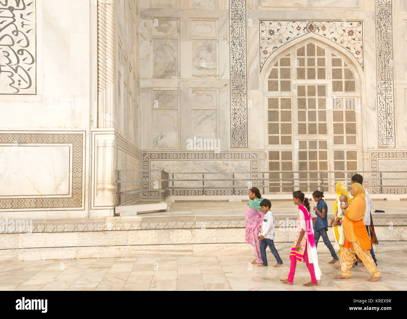 Grandes multitudes, de todo el mundo, visite el Taj Mahal cada día está abierto. Foto de stock