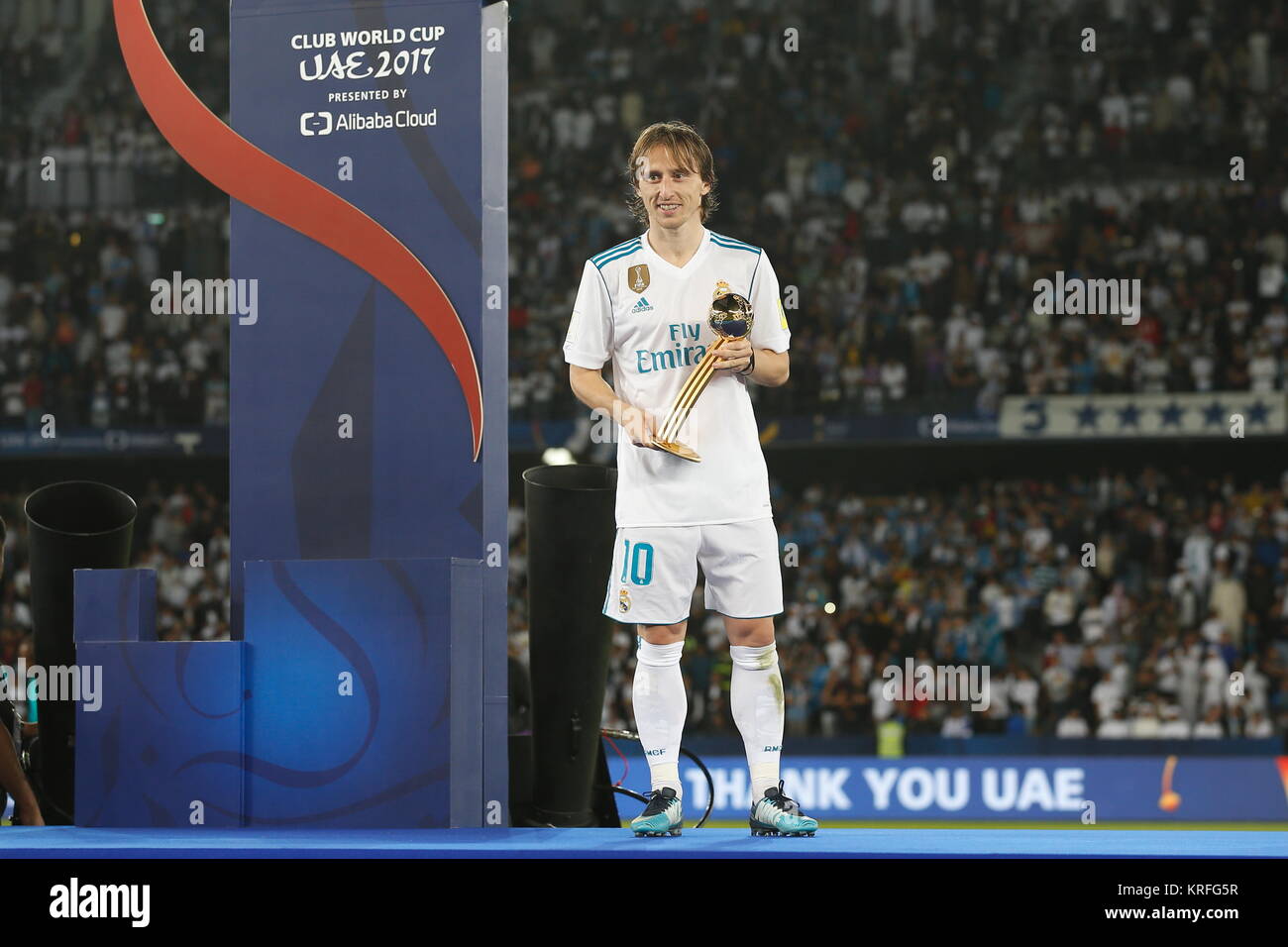 templo Cien años tímido Abu Dhabi, Emiratos Árabes Unidos. 16 dic, 2017. Luka Modric (Real) fútbol/ Soccer : Modric recibe Balón de Oro de adidas durante la ceremonia de  entrega de premios de la Copa Mundial de
