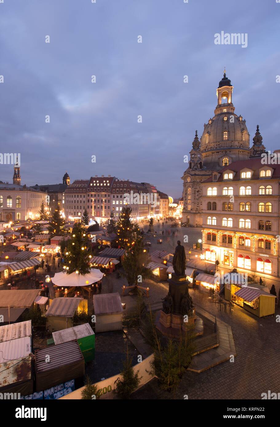 Dresden, Alemania. 20 diciembre, 2017. El mercado de Navidad está zapatos brillantes en el mercado navideño en la plaza Neumarkt en Dresden, Alemania, el 20 de diciembre de 2017. Crédito: Sebastian Kahnert/dpa-Zentralbild/ZB/dpa/Alamy Live News Foto de stock