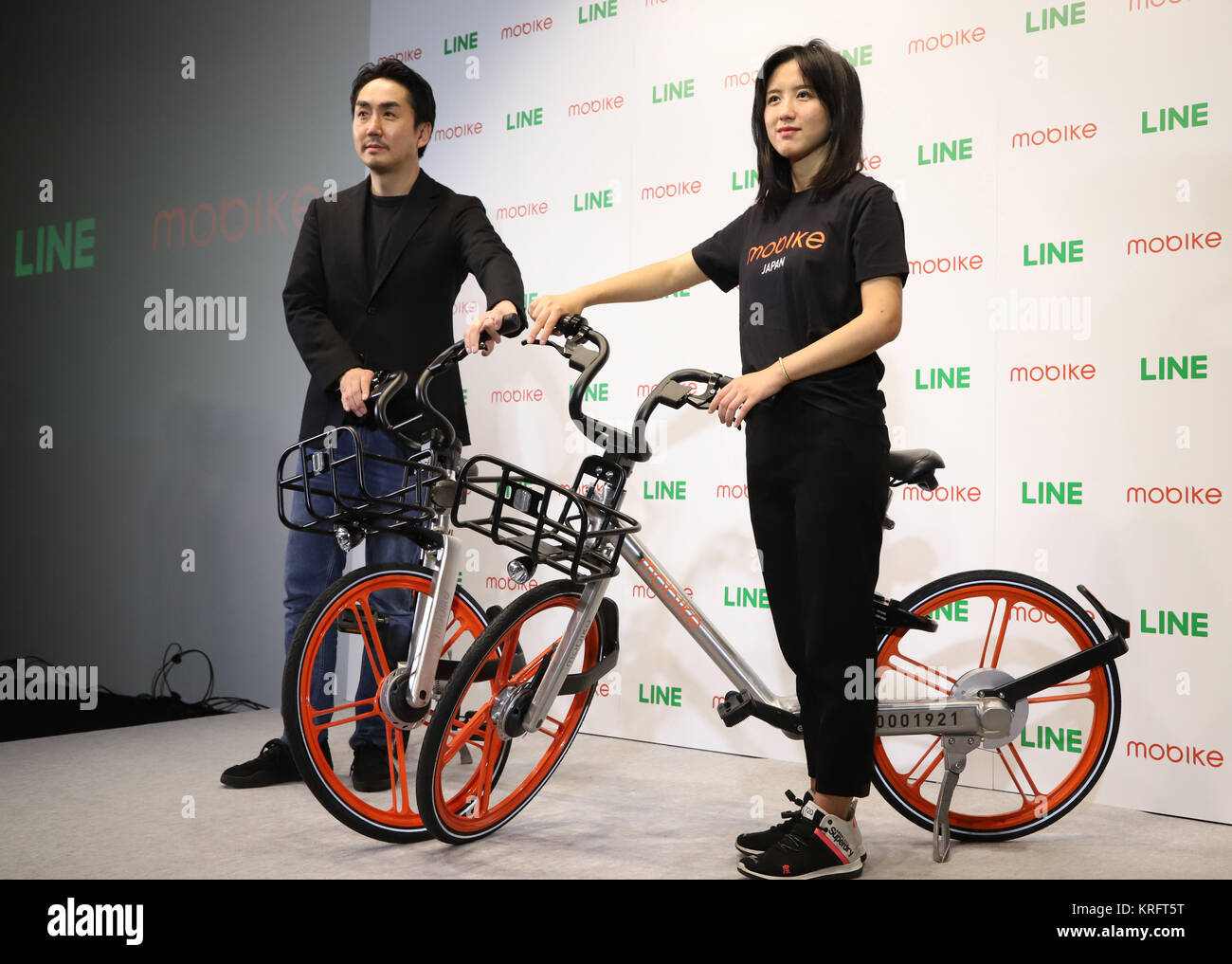 Tokio, Japón. 20 diciembre, 2017. Línea SNS gigante del Japón Presidente  Takeshi Idesawa (L) sonríe con bicicleta china Beijing Tecnología Mobike  gigante compartir el presidente Hu Weiwei como anuncian ambas compañías  ingresen