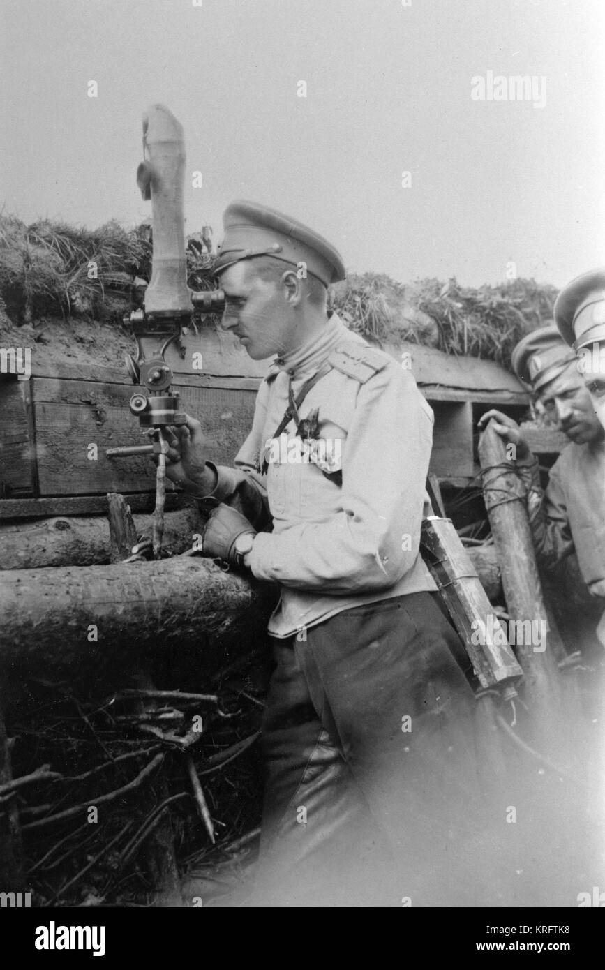 WW1 - Funcionario ruso usando un Periscopio Foto de stock
