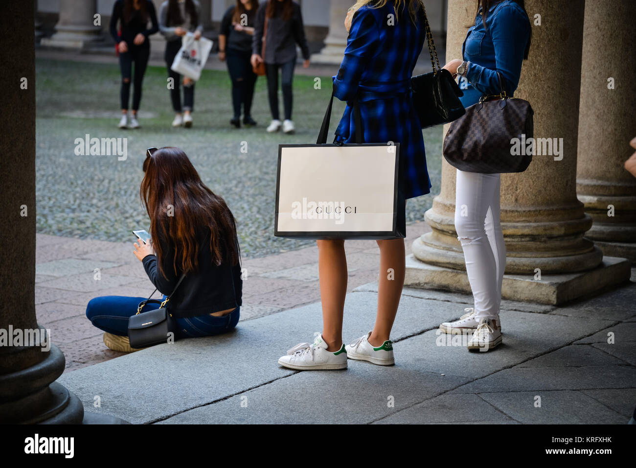 Milán, Italia - 24 de septiembre 2017: Turismo con una bolsa de compras  Gucci durante la semana de la moda Fotografía de stock - Alamy