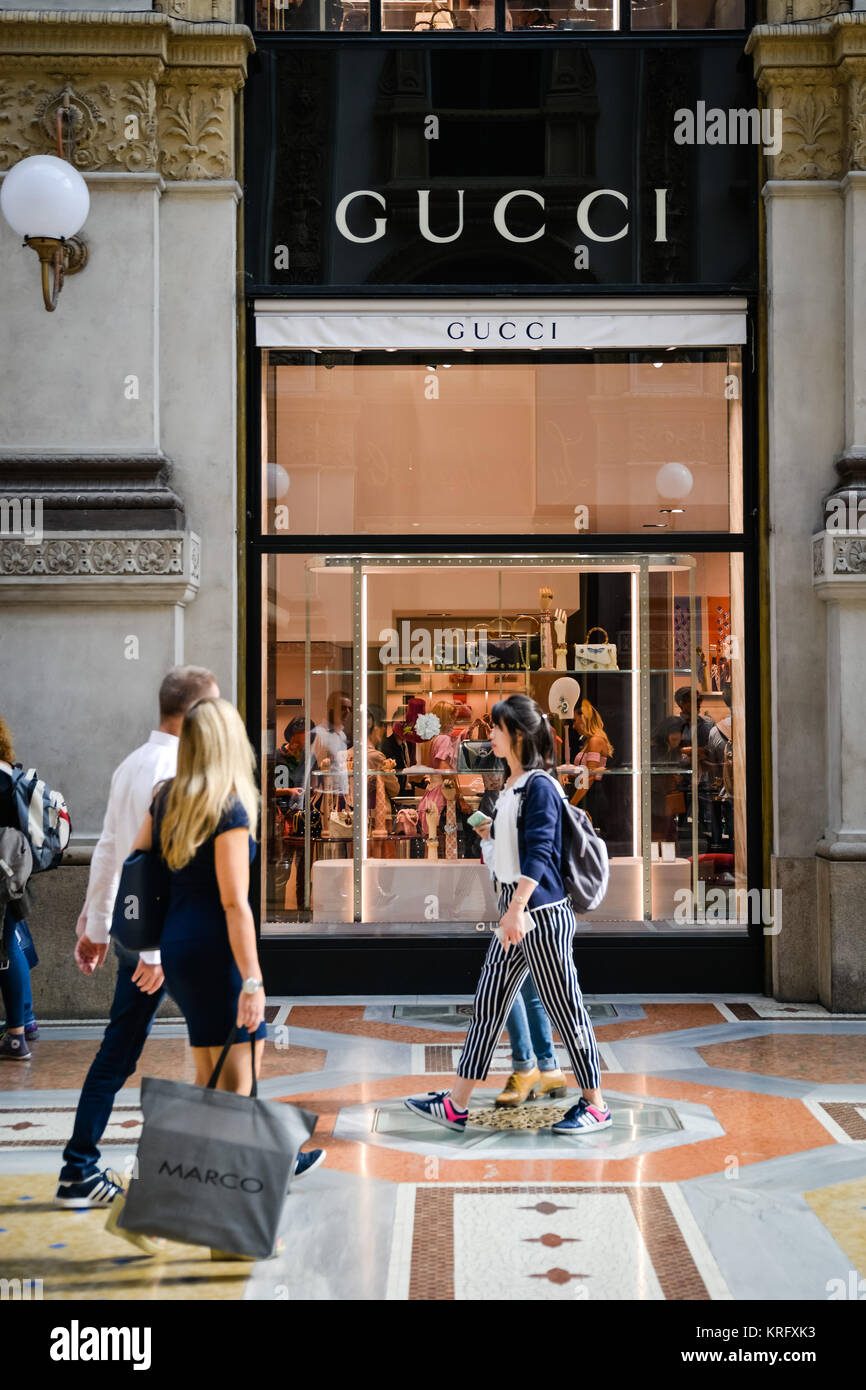 Milán, Italia - 24 de septiembre 2017: la tienda de Gucci en Milán. La  Semana de la moda de Gucci shopping Fotografía de stock - Alamy