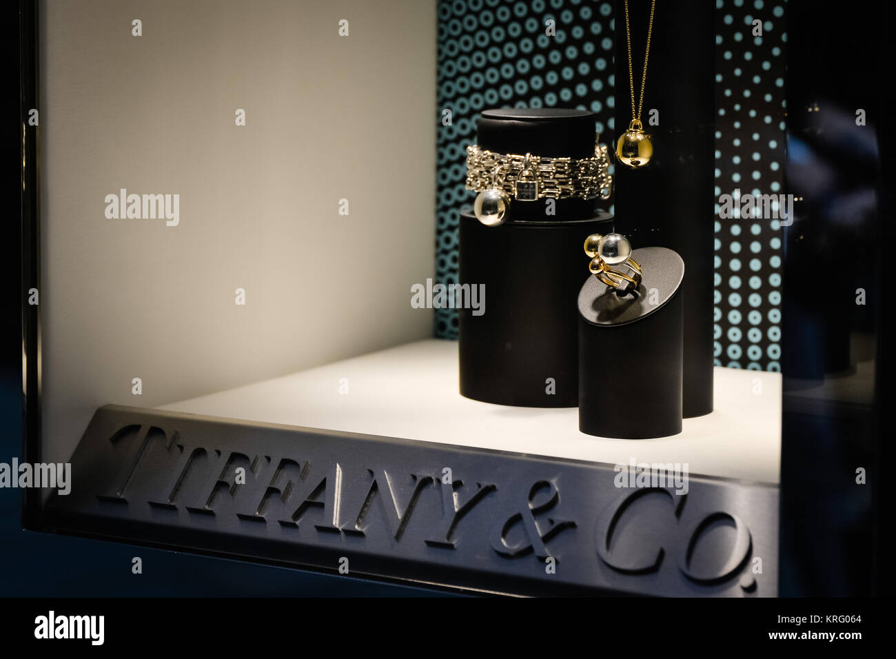 Milán, Italia - 24 de septiembre 2017: Tiffany joyas en una tienda en Milán. La Semana de la moda de compras Tiffany Foto de stock
