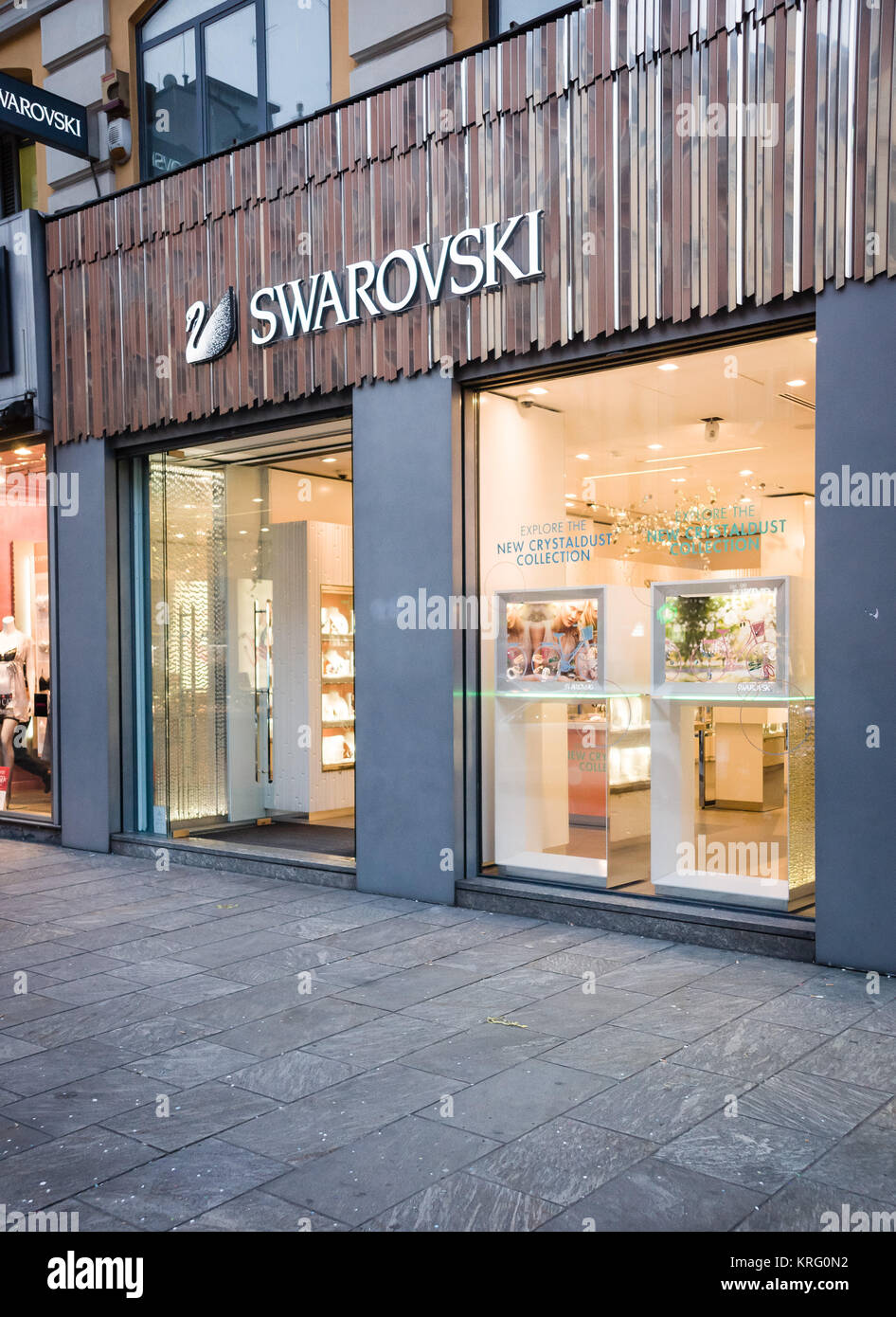 Swarovski shop in fotografías e imágenes de alta resolución - Alamy