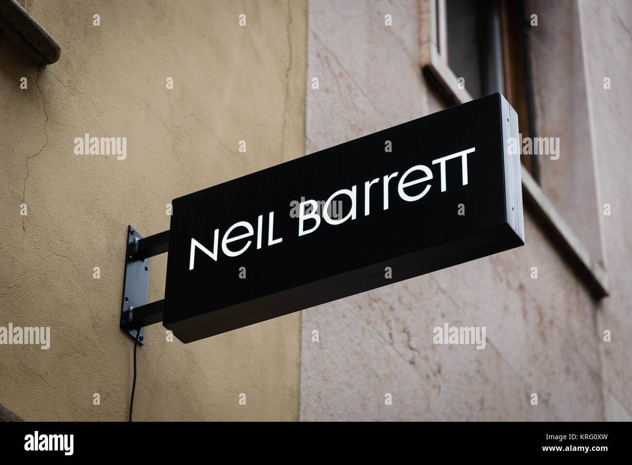 Milán, Italia - 28 de febrero de 2017: el logotipo de Neil Barrett tienda  en Milán - zona