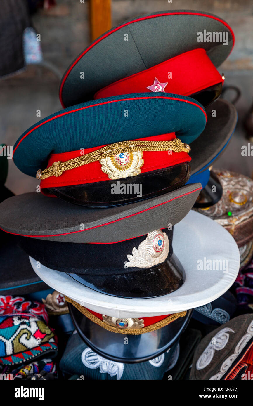 Gorras militares para la venta de souvenirs, Bukhara, Uzbekistán Fotografía  de stock - Alamy