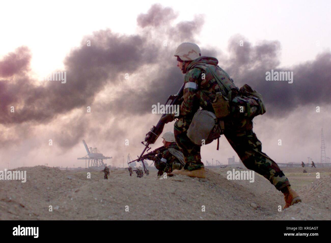 Un soldado de marina de los EE.UU sprints sobre colinas y trincheras durante la Operación Libertad Iraquí el 23 de marzo de 2003 en Az Zubayr, Iraq. Foto de stock