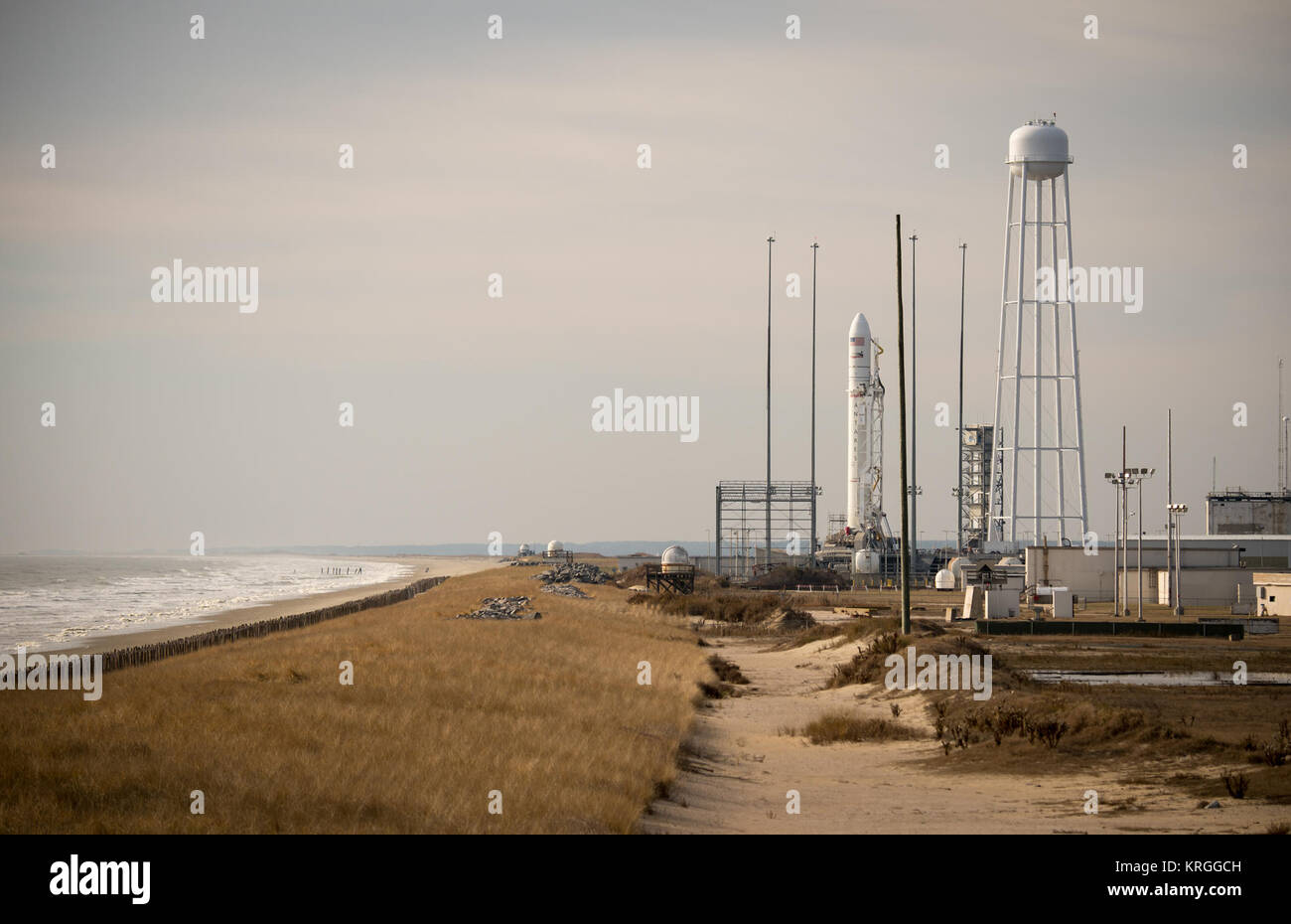 El orbital Science Corporation Antares cohete es visto poco después fue levantada en posición a Launch Pad-0A, Martes, 17 de diciembre de 2013, en las Instalaciones de Vuelo Wallops de la NASA, en la Isla Wallops, Virginia. El Antares Cygnus lanzará una nave en una misión de reabastecimiento de carga a la Estación Espacial Internacional. El orbital-1 es la misión Orbital Sciences' primero la carga contratada entrega vuelo a la estación espacial de la NASA. Entre el cargamento a bordo de Cygnus a lanzar a la estación espacial son experimentos científicos, disposiciones de la tripulación, piezas de repuesto y otro hardware. Lanzamiento está programada para las 9:19 p.m. EST EN T Foto de stock