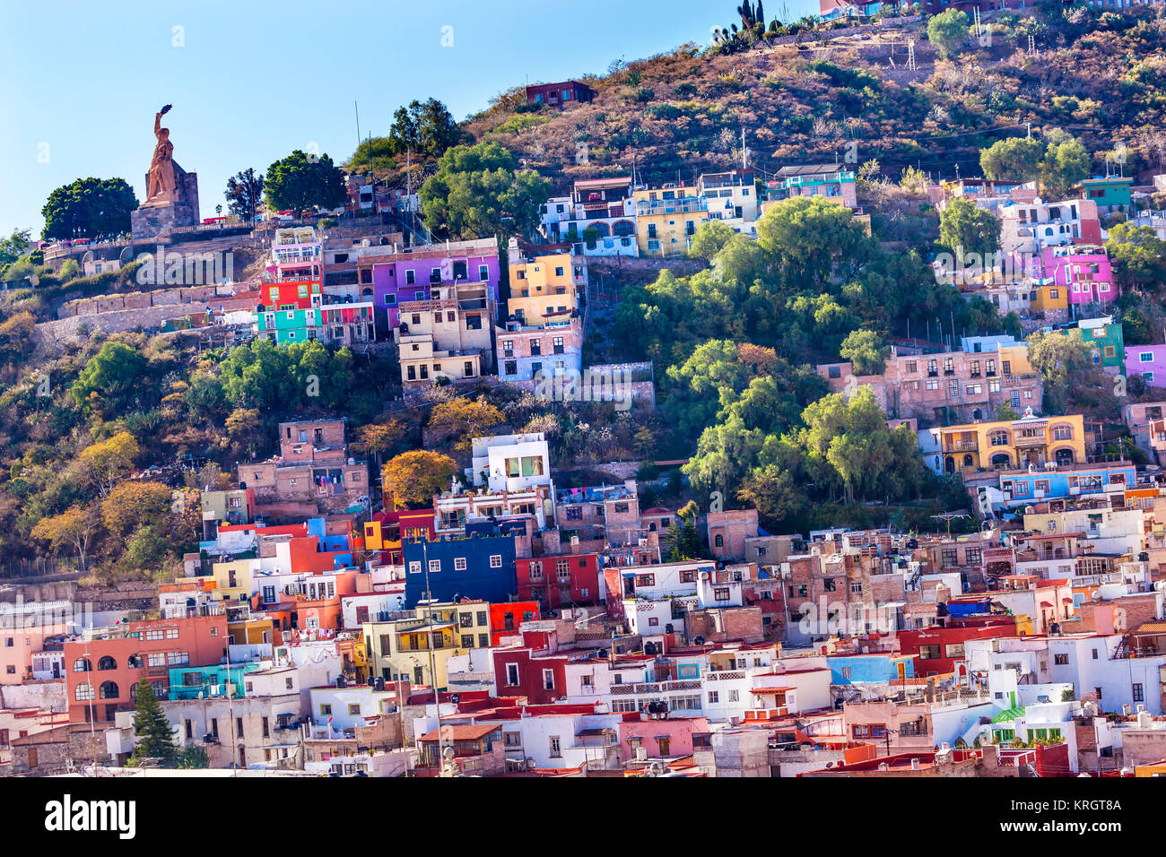 Muchas casas de colores El Pipila estatua Guanajuato México Fotografía