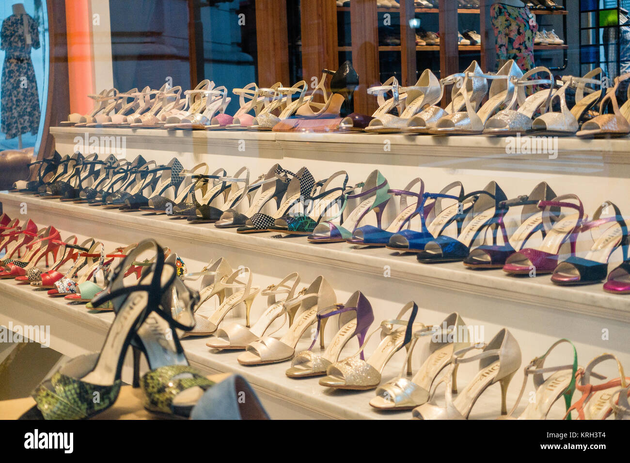 BUENOS AIRES, ARGENTINA - Septiembre 20, 2017: el tango zapatos PARA LA  VENTA EN LA TIENDA Fotografía de stock - Alamy