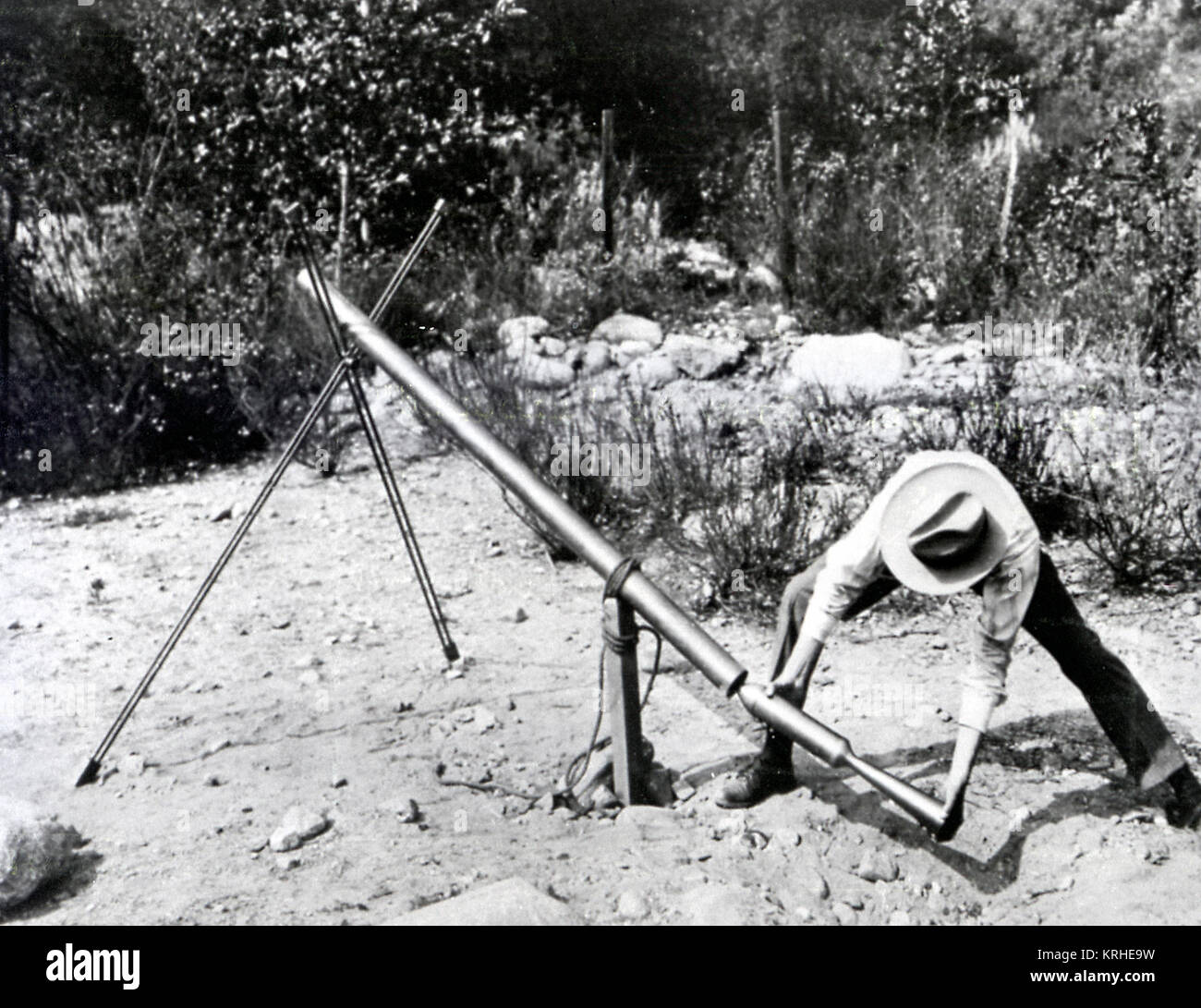 El Doctor Robert Goddard,-H cargar una versión 1918 del "Bazooka" de la II Guerra Mundial en el Monte Wilson OBS., California Dr. Goddard y un 1918 versión de Bazuca Foto de stock