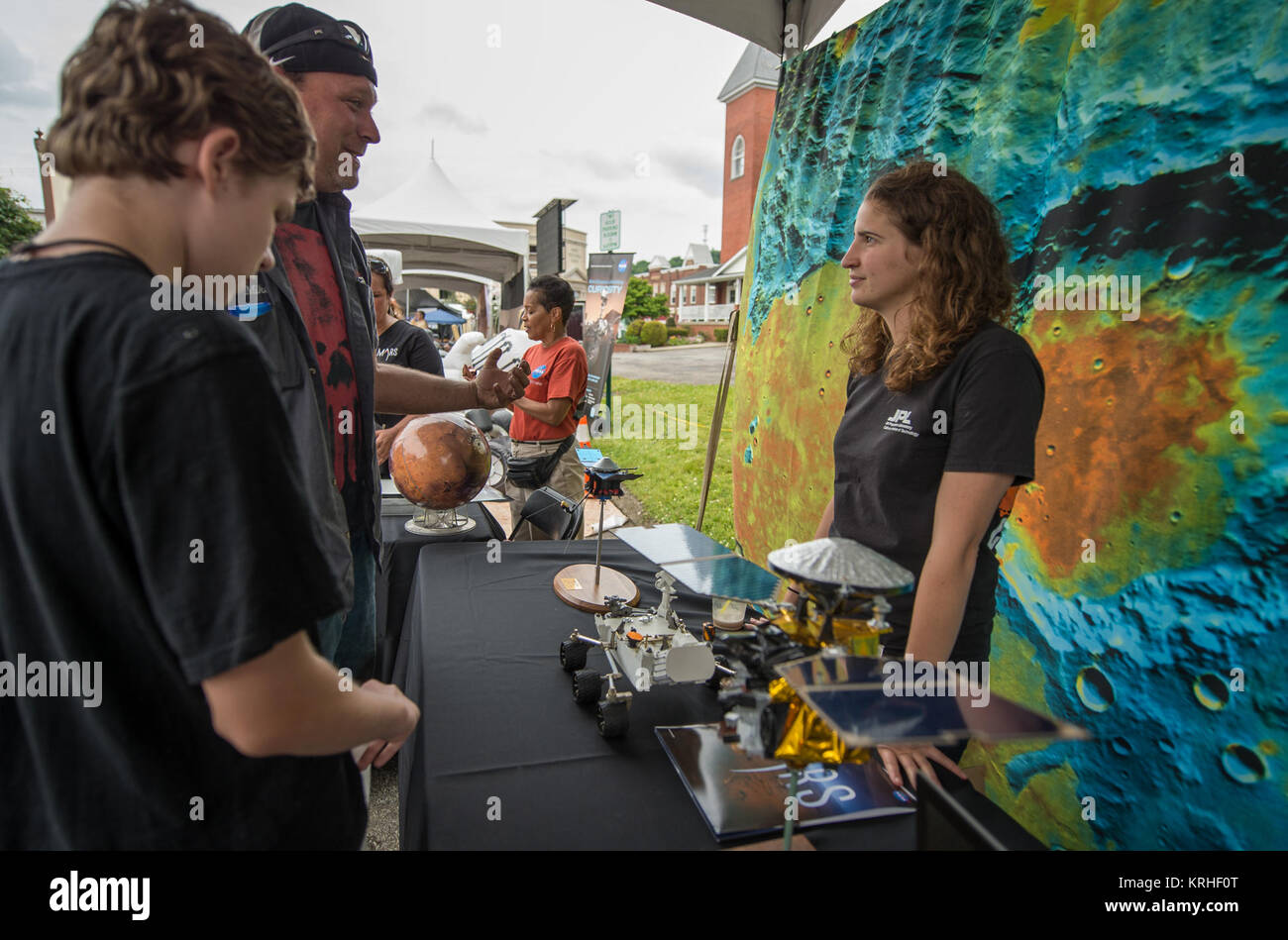 Los miembros del equipo de la NASA hablar con miembros del público que asiste a la celebración del Año Nuevo Mars viernes, 19 de junio de 2015, en Marte, en Pensilvania. La ciudad está organizando tres días de Ciencia, Tecnología, Ingeniería, Artes y Matemáticas (vapor) actividades. Crédito de la foto: (NASA/Bill Ingalls) Marte Celebración de Año Nuevo (201506190024HQ). Foto de stock