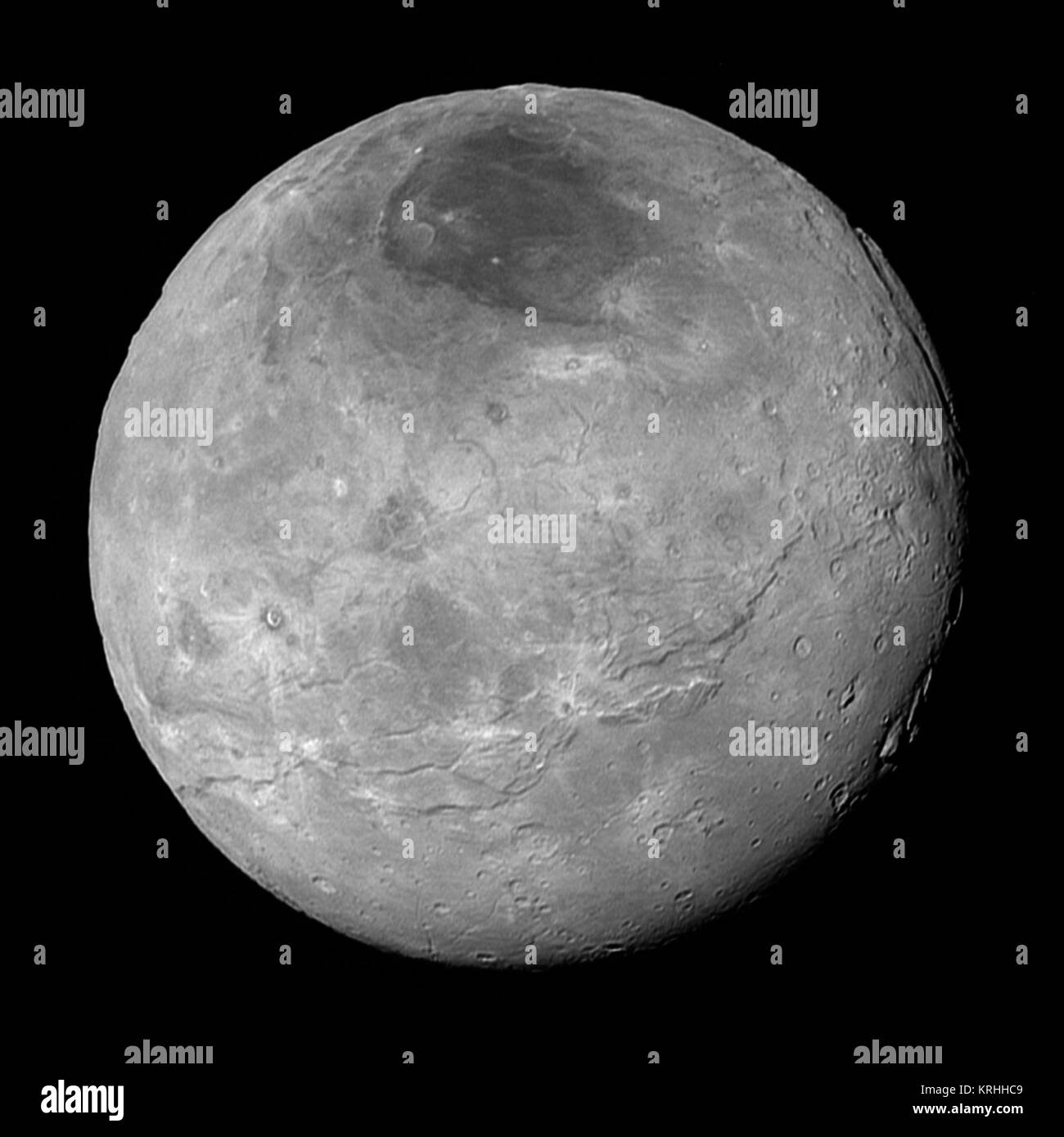 Esta imagen de la luna más grande de Plutón, Caronte tomadas por la NASA, la nave espacial New Horizons durante 10 horas antes de su máximo acercamiento a Plutón el 14 de julio de 2015 desde una distancia de 290.000 millas (470.000 km), realizándose su enlace descendente es un recientemente, una calidad mucho mayor de la versión de una imagen Caronte liberado el 15 de julio. Caronte, que es de 750 millas (1.200 kilómetros) de diámetro, muestra una sorprendente y compleja historia geológica, incluyendo la fracturación tectónica; relativamente suaves llanuras, fracturada en la parte inferior derecha; varios enigmáticas montañas rodeadas por las características del terreno hundido en el lado derecho; densidad de cráteres y volver Foto de stock
