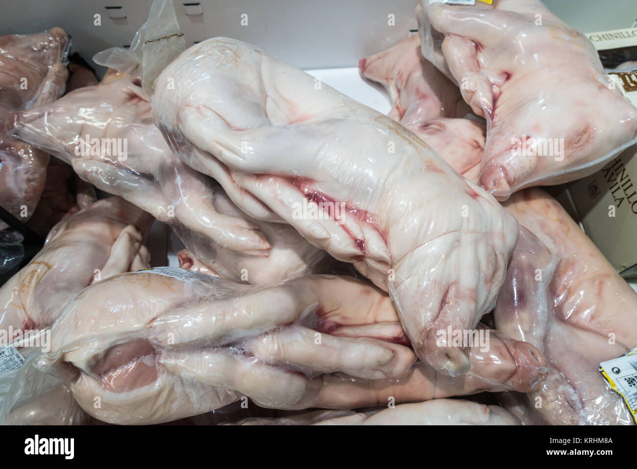 Los lechones enteros congelados envasados al vacío en un supermercado  Español congelador Fotografía de stock - Alamy