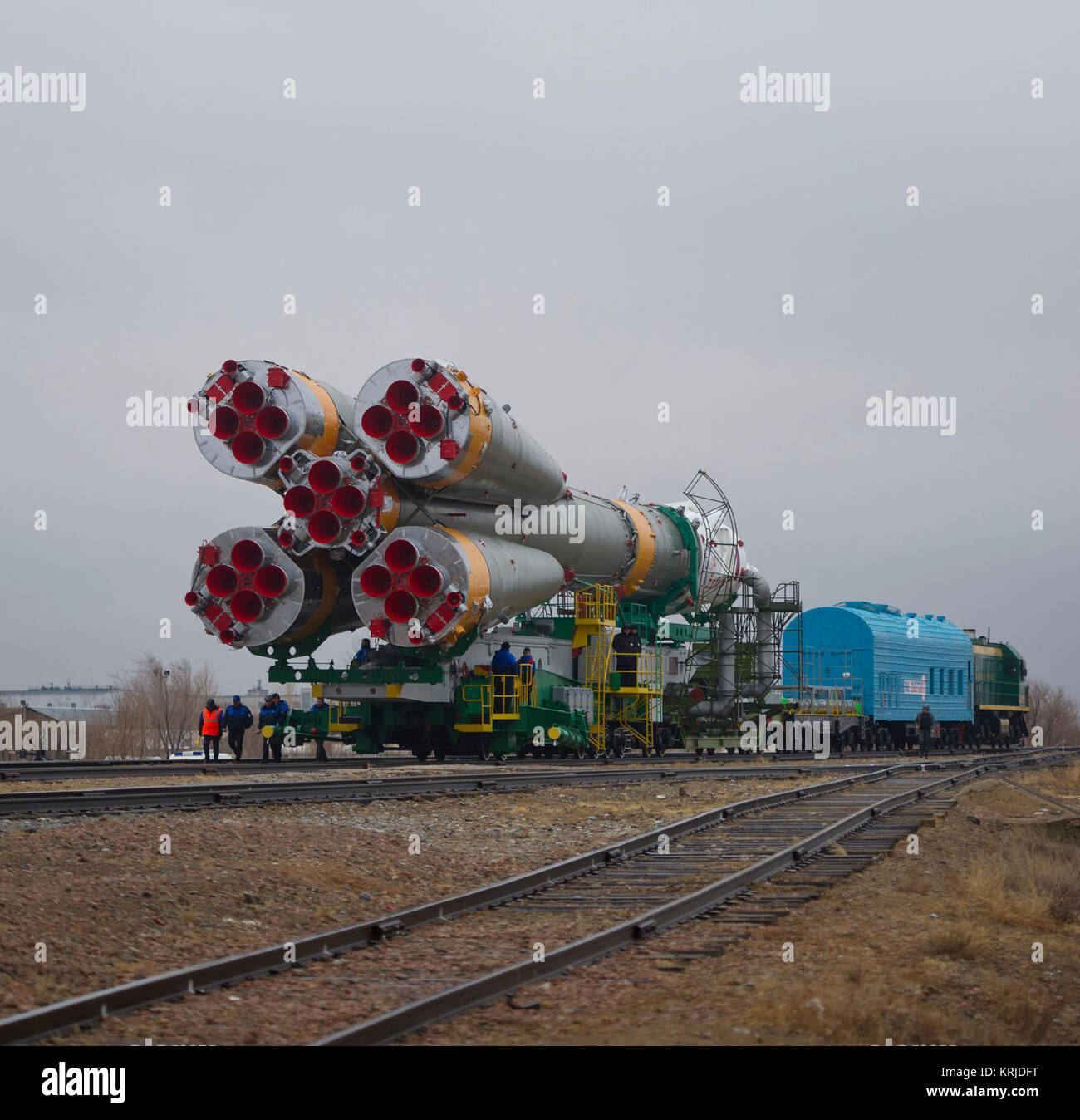 La nave espacial Soyuz TMA-21 es arrollada por el tren en su camino a la plataforma de lanzamiento en el cosmódromo de Baikonur en Kazajstán, el sábado, 2 de abril de 2011. El lanzamiento de la nave Soyuz con expedición Soyuz 27 Comandante Alexander Samokutyaev, ingeniero de vuelo de la NASA Ron Garan y el ingeniero de vuelo ruso Andrey Borisenko está prevista para el Martes, 5 de abril de 2011. Crédito de la foto (NASA/Carla Cioffi) Soyuz TMA-21 naves espaciales se desenrolle en tren Foto de stock
