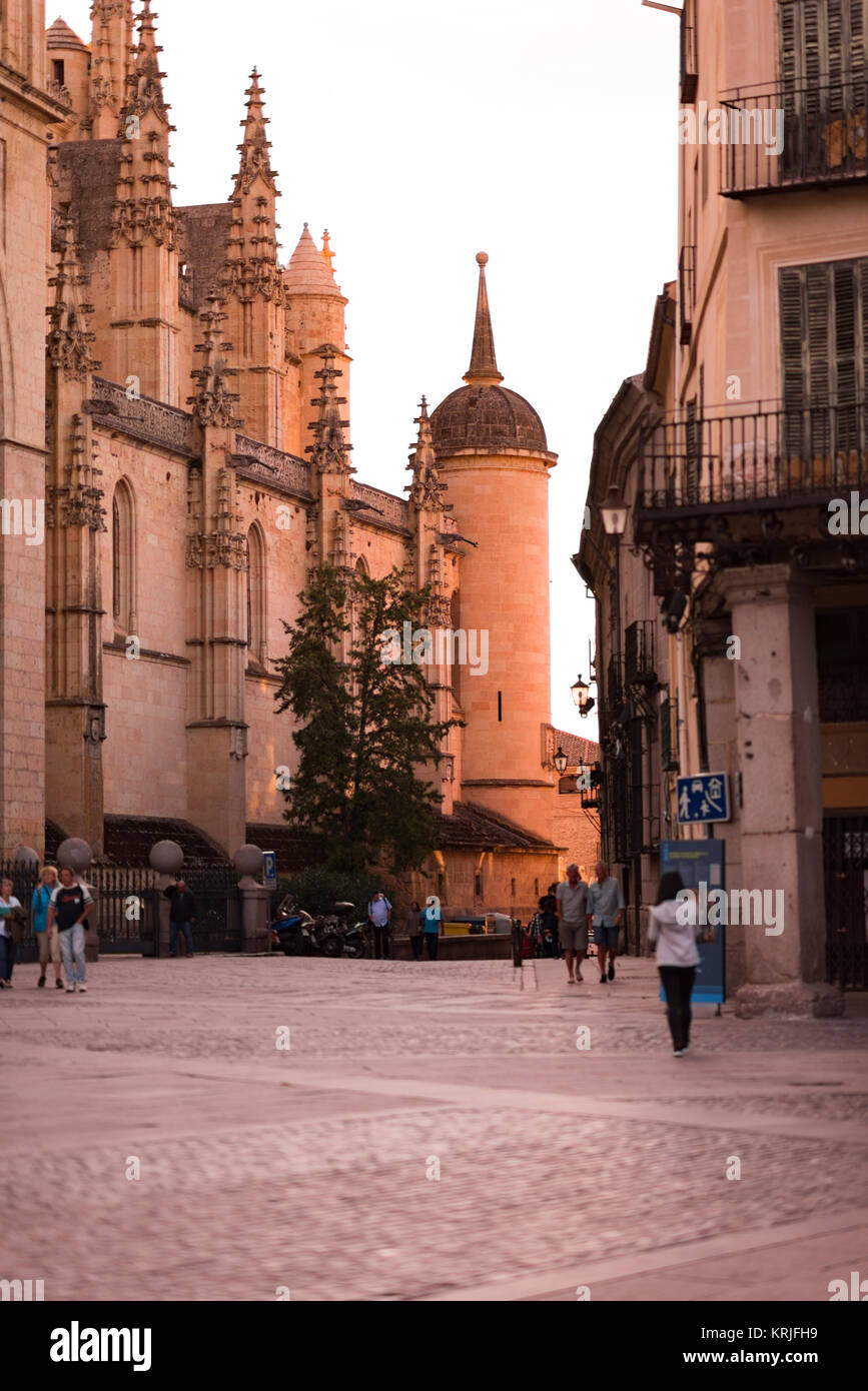 La puesta de sol, se agrega un color rosa a la Plaza Mayor y la Catedral de Segovia en España Foto de stock