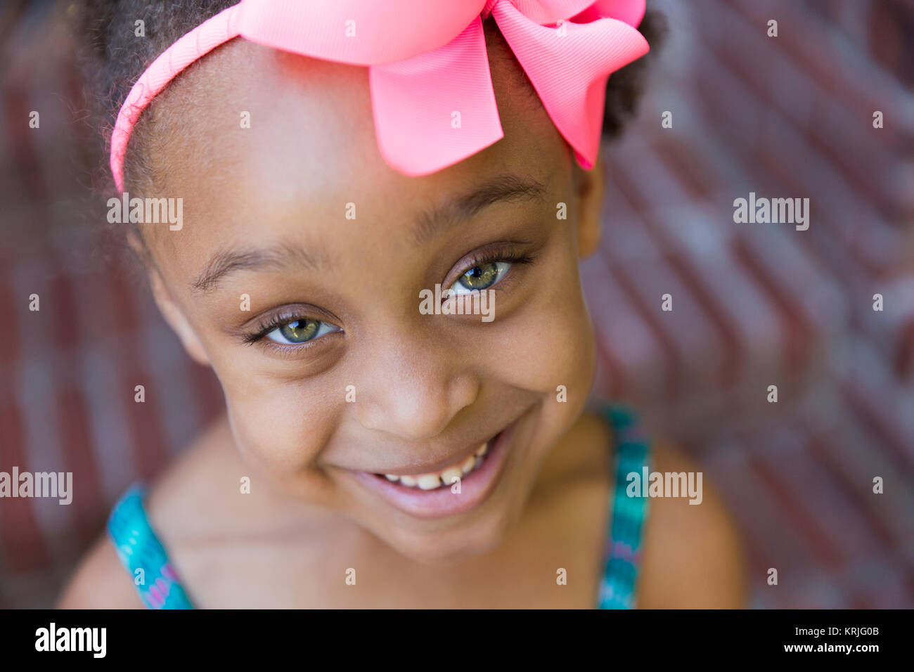 Cerca de raza mixta niña sonriente Foto de stock