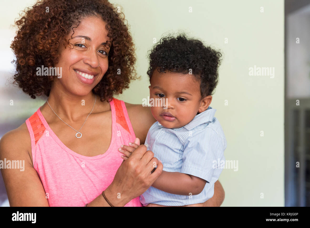 Retrato de raza mixta sonriente madre e hijo Foto de stock