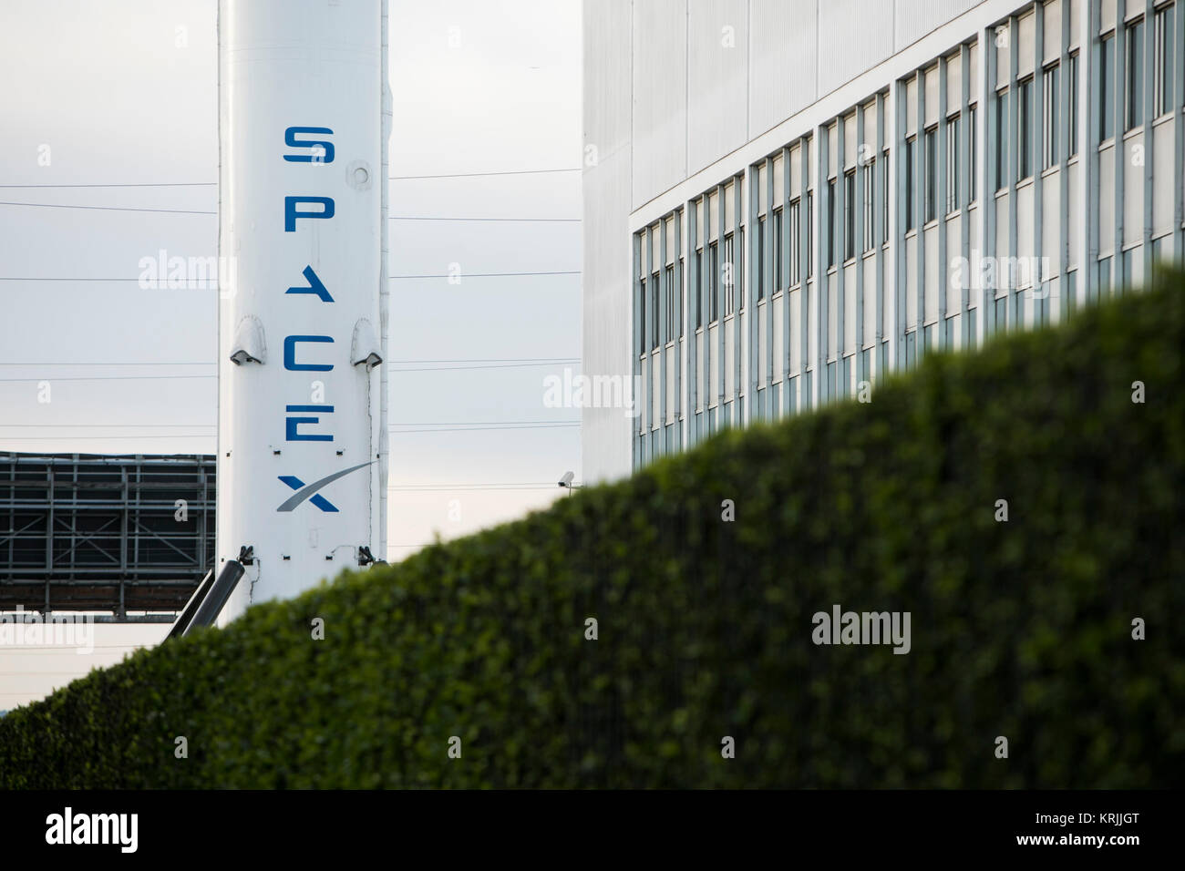 Un logotipo firmar fuera de la sede de la exploración espacial Technologies Corp., también conocida como SpaceX y con un cohete SpaceX Falcon 9 en Hawtho Foto de stock