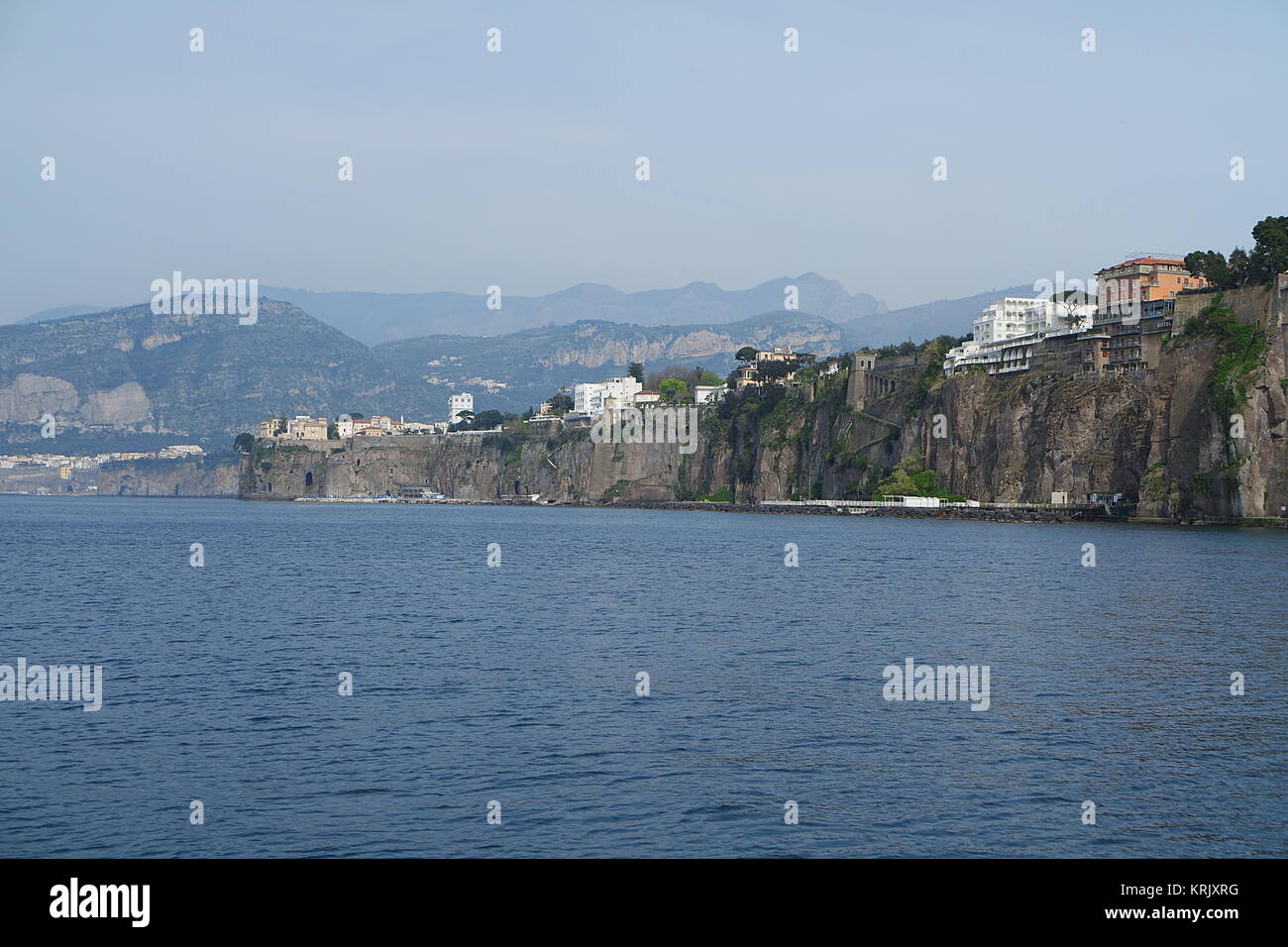 Los acantilados de Sorrento, bahía de Nápoles Foto de stock