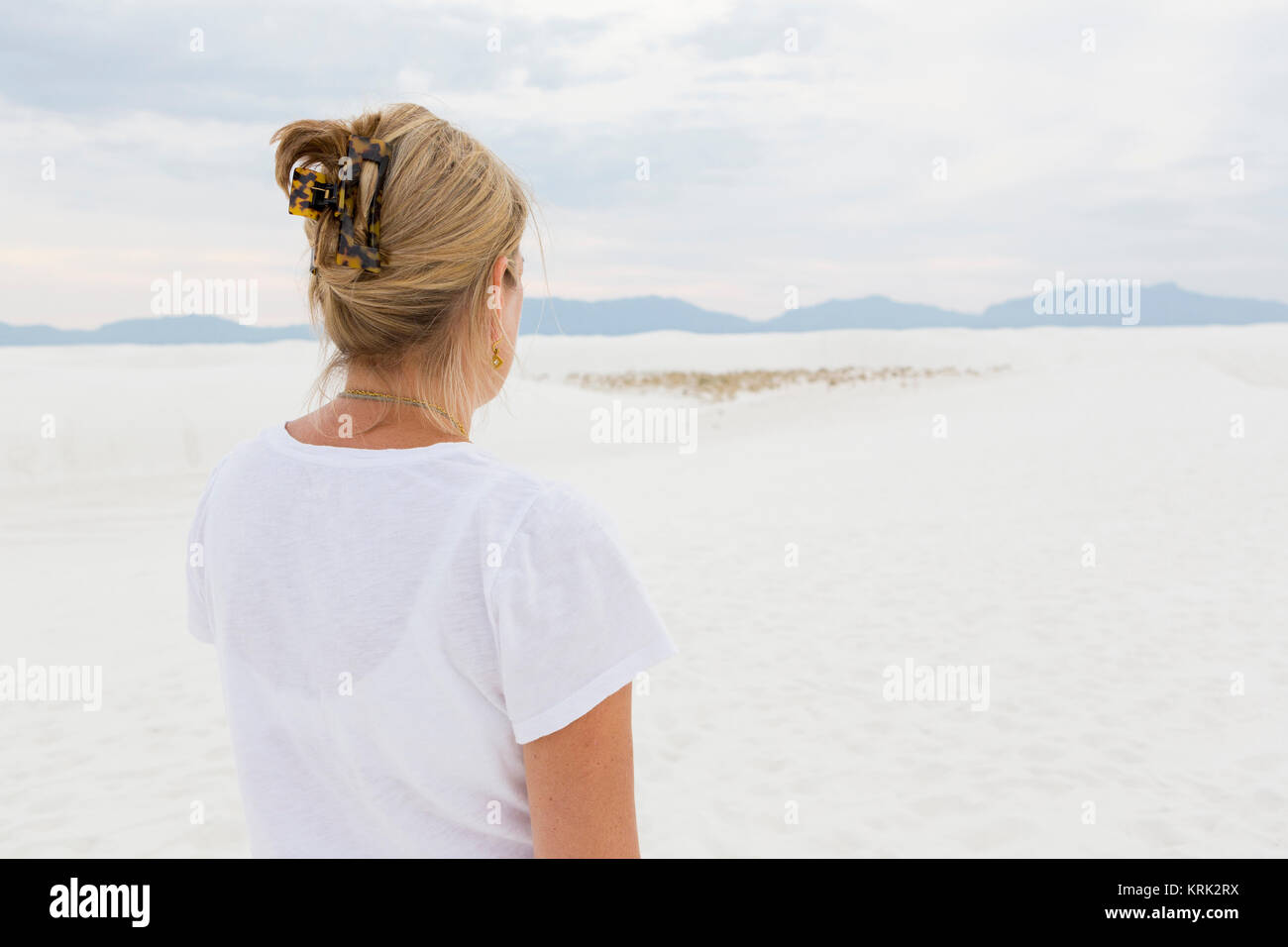 Mujer caucásica admirar vistas panorámicas del Desierto Foto de stock