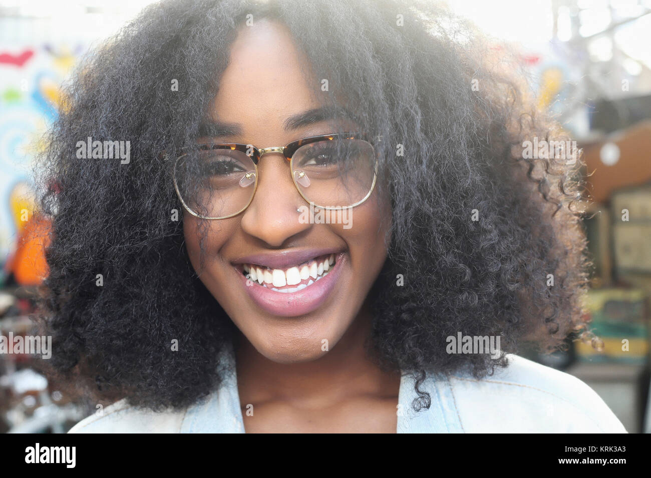 Cerca de sonriente mujer de raza mixta de llevar gafas. Foto de stock