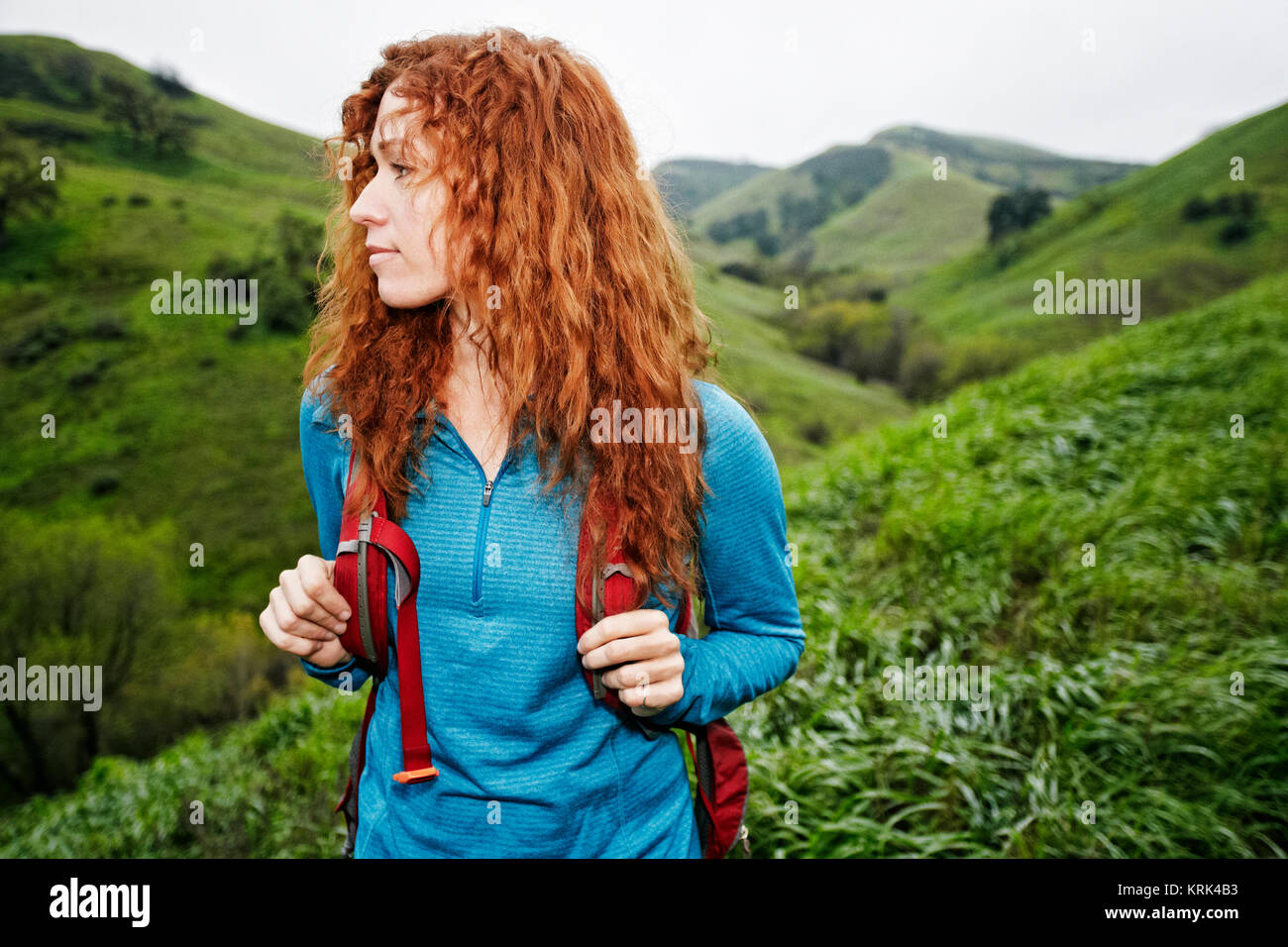 Mujer caucásica excursionismo con mochila Foto de stock