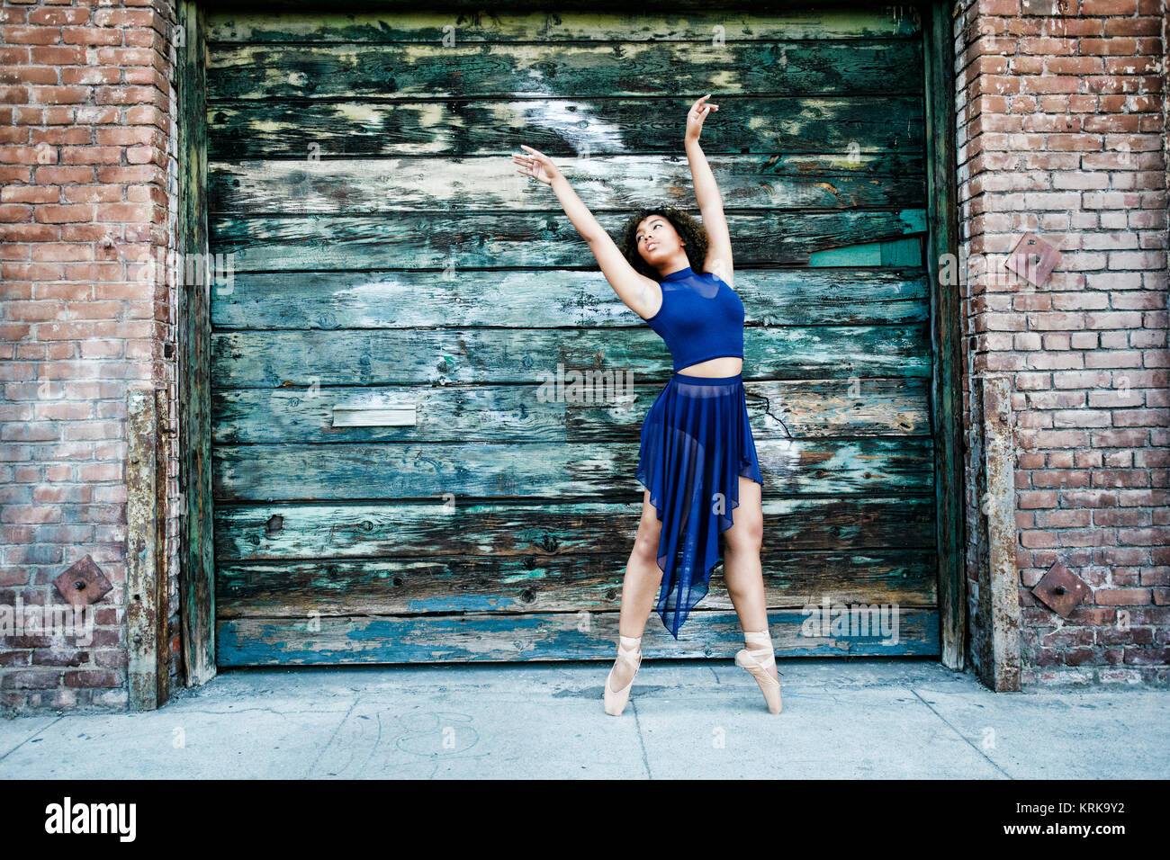 Mujer de raza mixta bailando ballet en ciudad Foto de stock