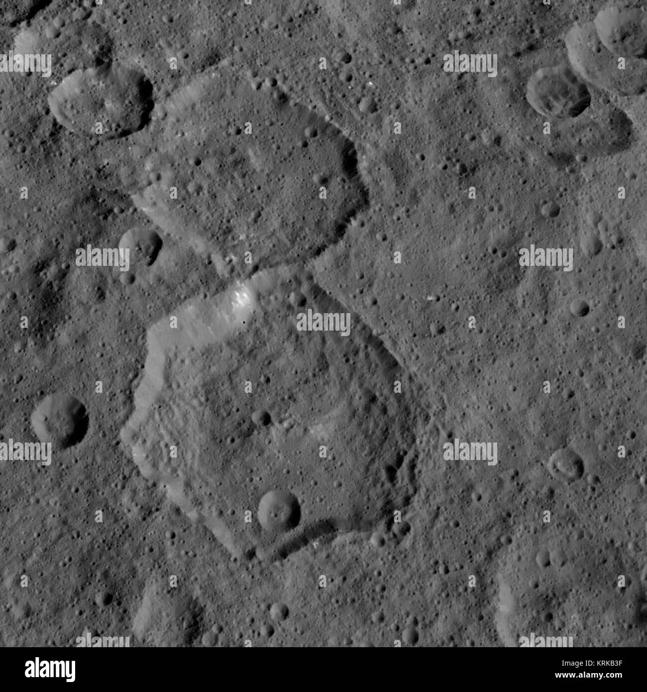 PIA19908-Ceres-DwarfPlanet-Dawn-3rdMapOrbit-HAMO-imagen30-20150909 Foto de stock