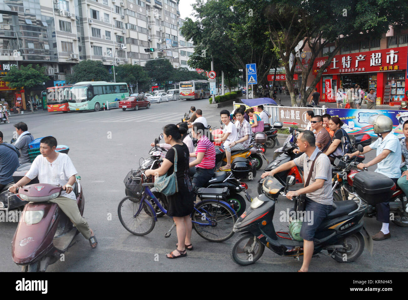 Esperando en el semáforo en Guilin, China. Foto de stock