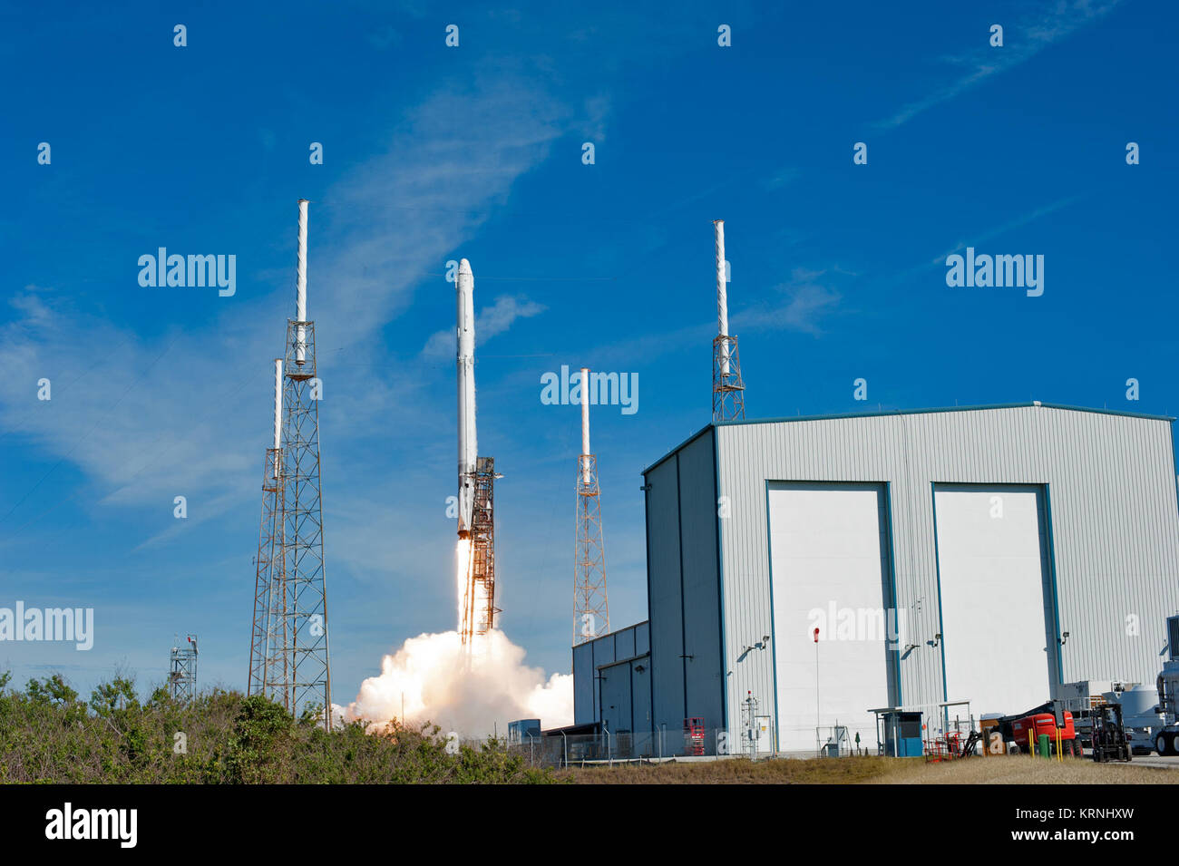 Las dos etapas, vehículo de lanzamiento Falcon 9 se levanta el complejo de lanzamiento espacial 40 de la Estación Cañaveral de la Fuerza Aérea lleva el dragón nave de reabastecimiento de la Estación Espacial Internacional. Despegue fue a las 10:36 a.m. EST. En su 13ª comercial servicios misión de reabastecimiento de la Estación Espacial Internacional, Dragon aportarán suministros, equipos y nuevos experimentos científicos de la investigación tecnológica. El SpaceX Dragon spacecraft entregará aproximadamente 4.800 libras de carga y material para apoyar investigaciones científicas a bordo de la estación espacial. Cek-20171215-PH AWG06 0005 (27298837619) Foto de stock