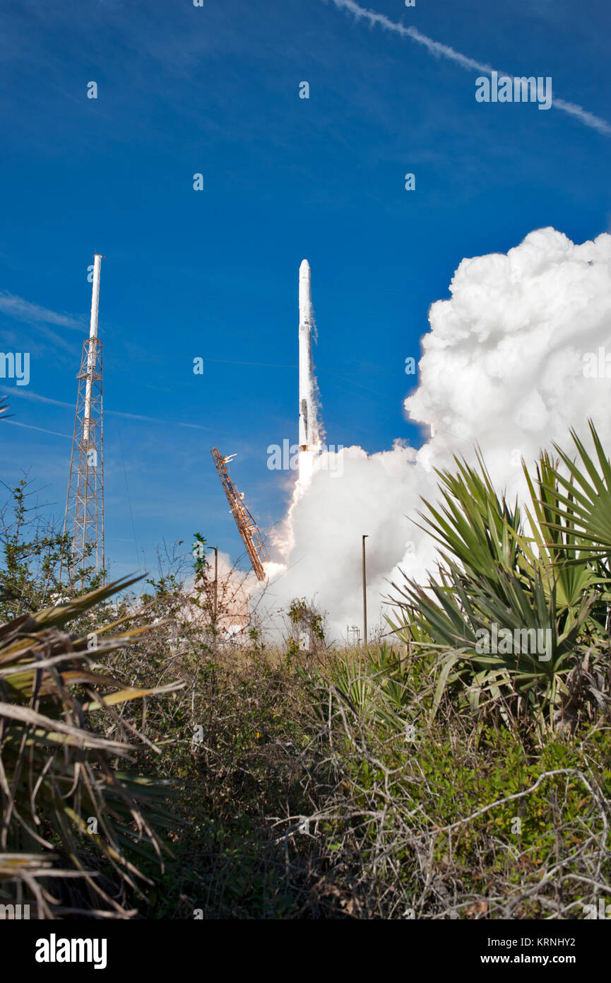 Las dos etapas, vehículo de lanzamiento Falcon 9 se levanta el complejo de lanzamiento espacial 40 de la Estación Cañaveral de la Fuerza Aérea lleva el dragón nave de reabastecimiento de la Estación Espacial Internacional. Despegue fue a las 10:36 a.m. EST. En su 13ª comercial servicios misión de reabastecimiento de la Estación Espacial Internacional, Dragon aportarán suministros, equipos y nuevos experimentos científicos de la investigación tecnológica. El SpaceX Dragon spacecraft entregará aproximadamente 4.800 libras de carga y material para apoyar investigaciones científicas a bordo de la estación espacial. Cek-20171215-PH AWG02 0007 (27298038229) Foto de stock