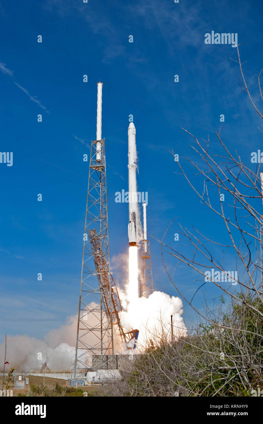 Las dos etapas, vehículo de lanzamiento Falcon 9 se levanta el complejo de lanzamiento espacial 40 de la Estación Cañaveral de la Fuerza Aérea lleva el dragón nave de reabastecimiento de la Estación Espacial Internacional. Despegue fue a las 10:36 a.m. EST. En su 13ª comercial servicios misión de reabastecimiento de la Estación Espacial Internacional, Dragon aportarán suministros, equipos y nuevos experimentos científicos de la investigación tecnológica. El SpaceX Dragon spacecraft entregará aproximadamente 4.800 libras de carga y material para apoyar investigaciones científicas a bordo de la estación espacial. Cek-20171215-PH AWG05 0008 (25209853938) Foto de stock