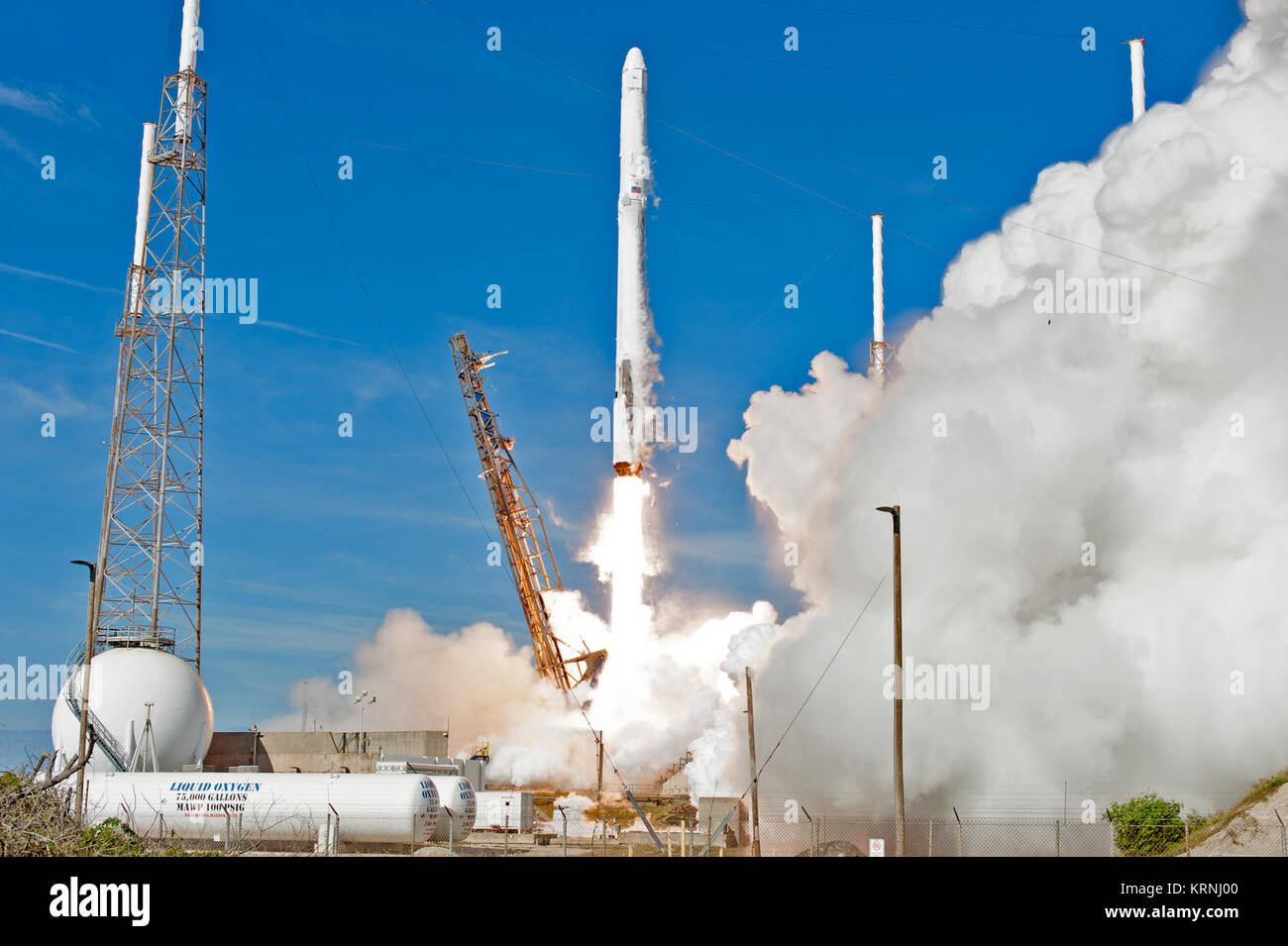 Las dos etapas, vehículo de lanzamiento Falcon 9 se levanta el complejo de lanzamiento espacial 40 de la Estación Cañaveral de la Fuerza Aérea lleva el dragón nave de reabastecimiento de la Estación Espacial Internacional. Despegue fue a las 10:36 a.m. EST. En su 13ª comercial servicios misión de reabastecimiento de la Estación Espacial Internacional, Dragon aportarán suministros, equipos y nuevos experimentos científicos de la investigación tecnológica. El SpaceX Dragon spacecraft entregará aproximadamente 4.800 libras de carga y material para apoyar investigaciones científicas a bordo de la estación espacial. Cek-20171215-PH AWG03 0017 (25209130178) Foto de stock