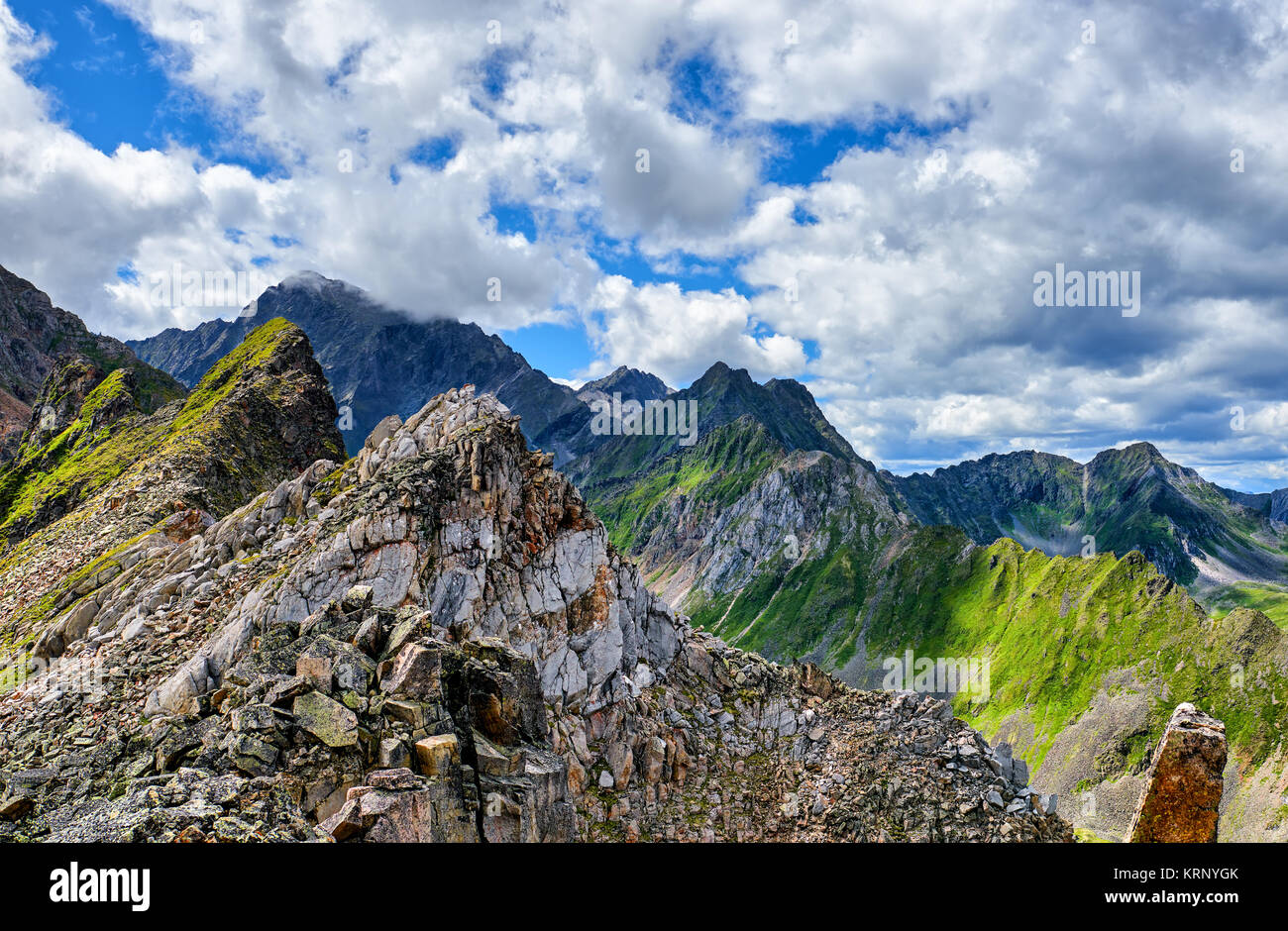 Picos montañosos y tops en julio de día. Sayan oriental. Rusia Foto de stock