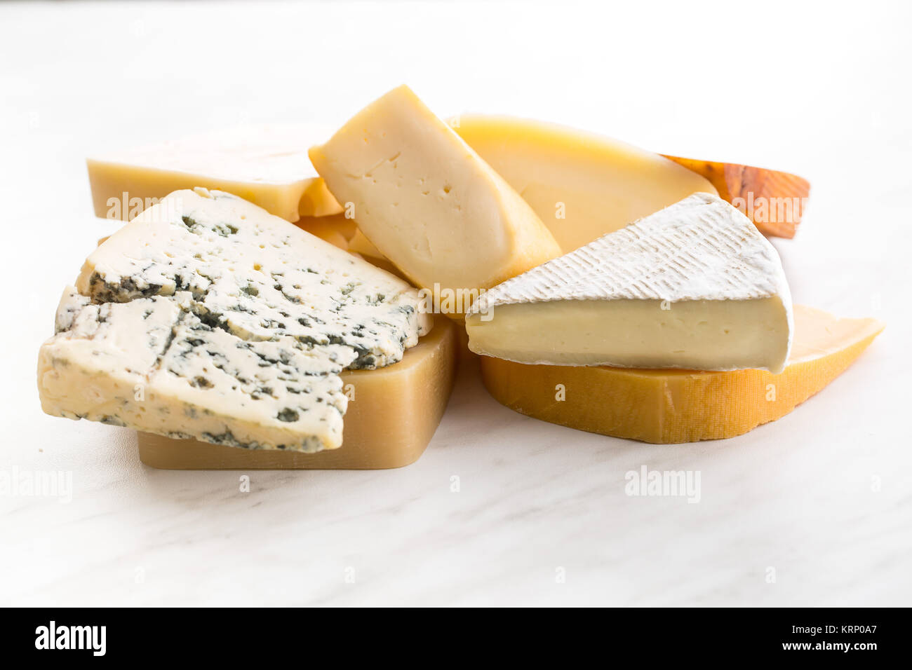 Los diferentes tipos de quesos. Foto de stock
