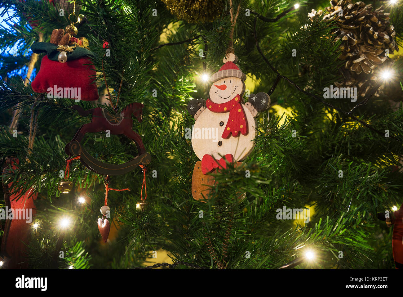 Árbol de navidad con títeres alusivos a la Navidad para decorar Fotografía  de stock - Alamy