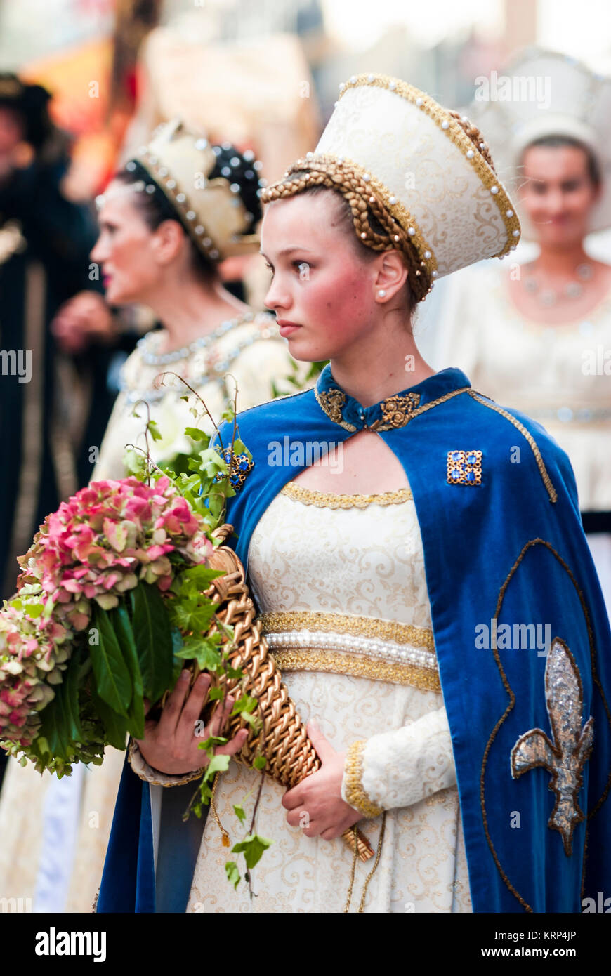 Asti, Italia - 19 de septiembre de 2010: la joven princesa Medieval,  durante el desfile histórico del