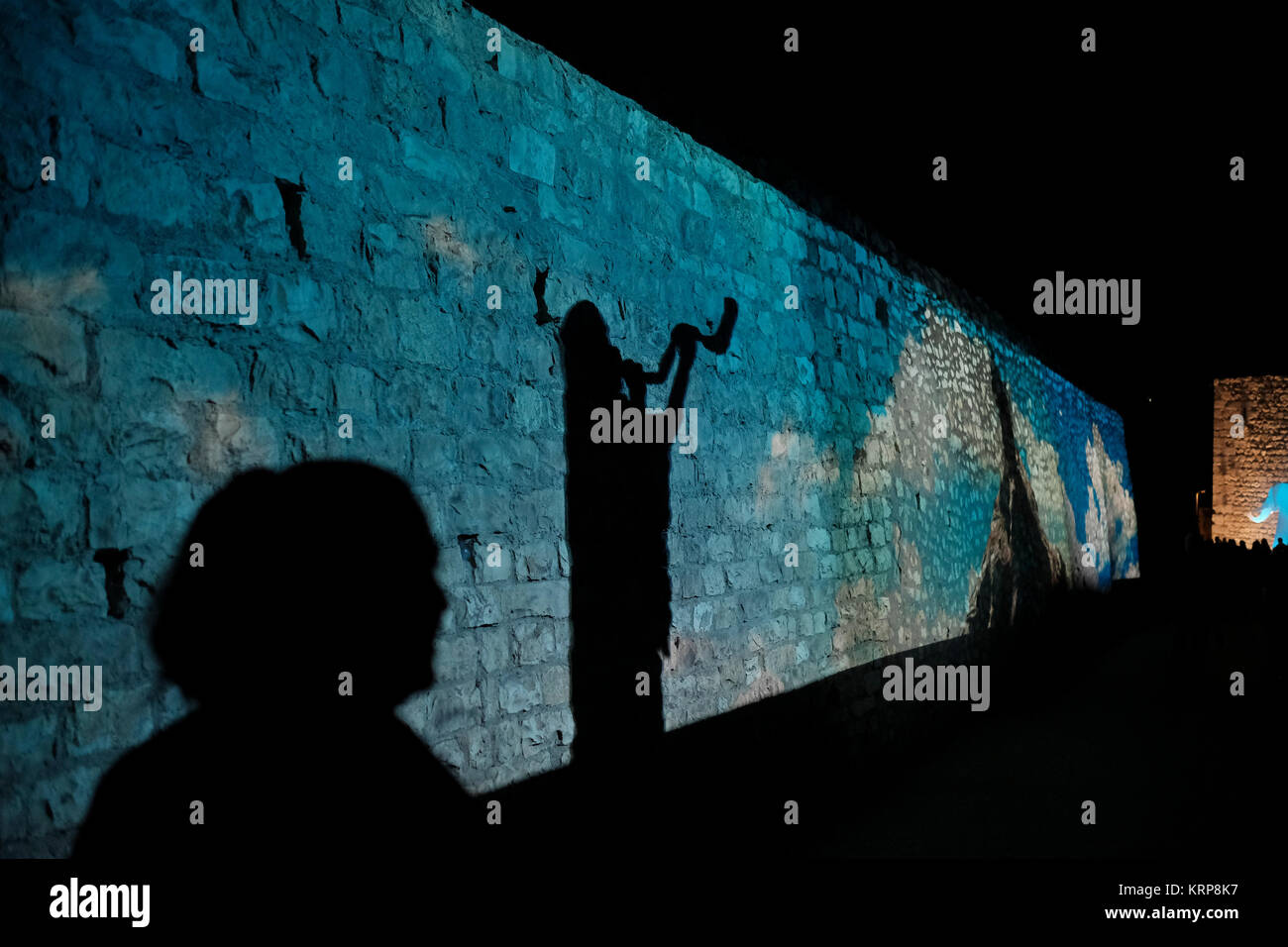 Un Paseo Peatonal Pasado Una Proyeccion De Video Sobre Una Pared