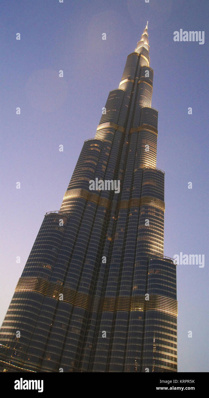 DUBAI, EMIRATOS ÁRABES UNIDOS - Marzo 31, 2014: el Burj Khalifa, la torre más alta del mundo en Downtown Burj Dubai por la noche junto al centro comercial Dubai Mall Foto de stock