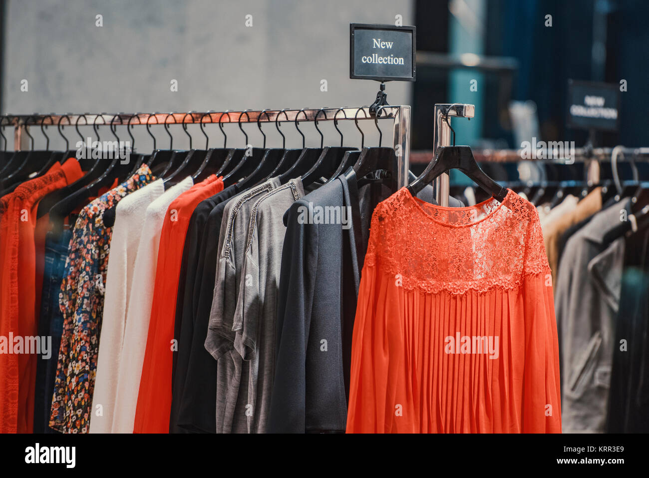 Colgadores en una tienda de ropa Fotografía de stock - Alamy