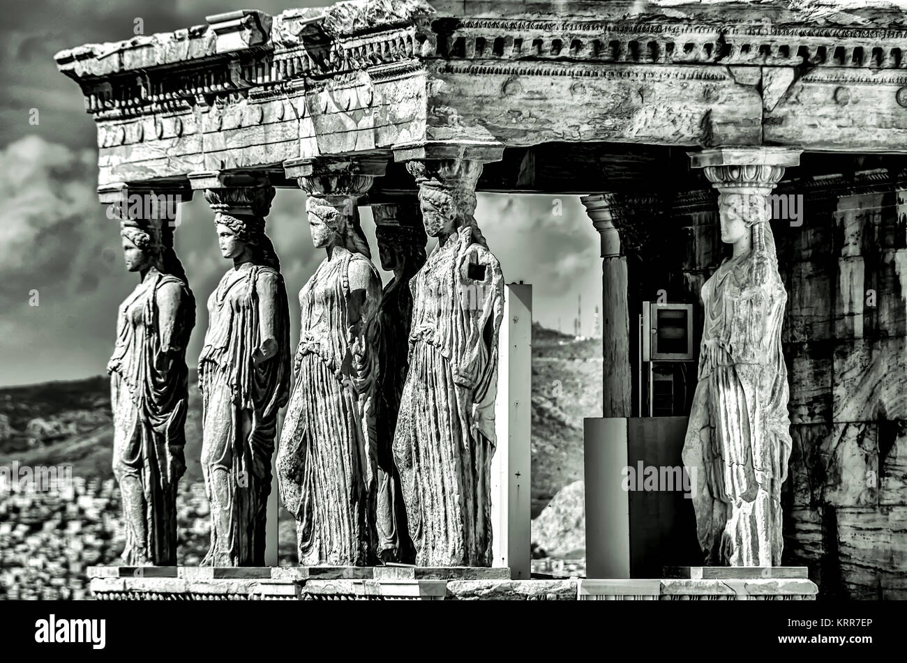 Close-up en blanco y negro para las cariátides de la Acrópolis de Atenas. Foto de stock