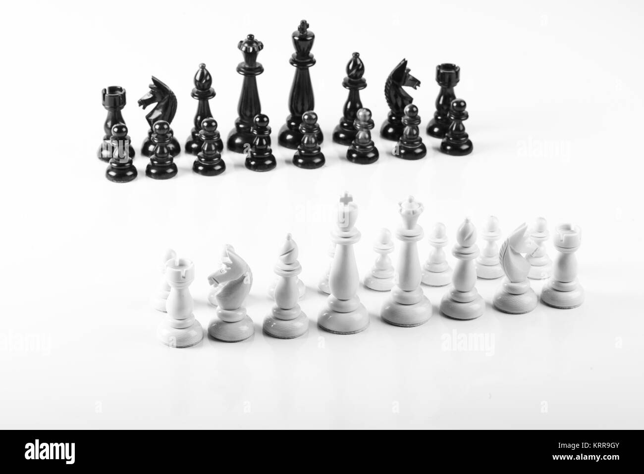 Tablero de ajedrez posición inicial sobre un fondo blanco. Foto de stock