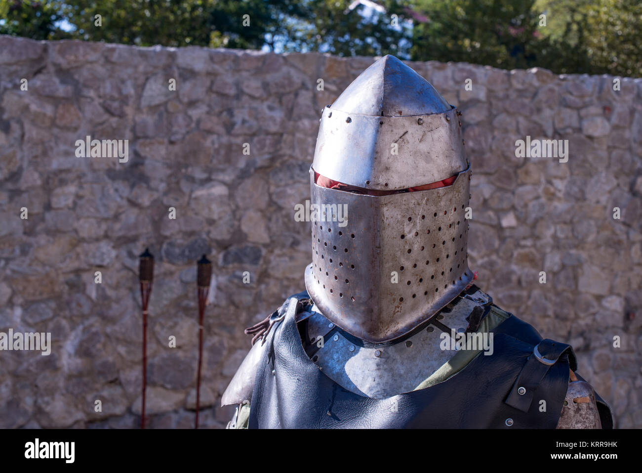 Cruzado medieval en pleno casco de armadura de Chain Mail y prepárate para  la batalla Fotografía de stock - Alamy