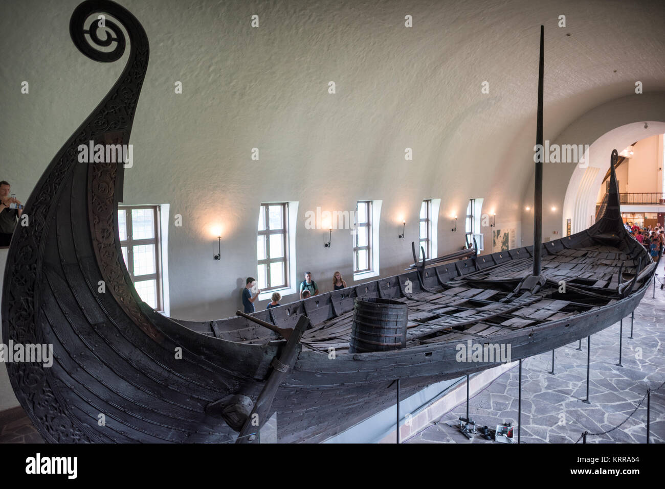 OSLO, Noruega - El barco de Oseberg es extraordinariamente bien conservado barco vikingo que es uno de los aspectos más destacados en el Museo de Barcos Vikingos en Oslo. Es el nombre de la granja en la que se descubrió en 1903. Se cree que fue construido en el oeste de Noruega alrededor de 820 AD y ha estado en uso regular durante un número de años antes de ser utilizado como una tumba barco de dos destacadas mujeres en 834 AD. Sus cuerpos fueron colocados en el centro de la nave, junto con una rica variedad de tributos. Está construido de madera de roble y mide 22 metros de largo y 5 de ancho. Podría ser remado o navegando. Museo de Barcos Vikingos de Oslo. Foto de stock